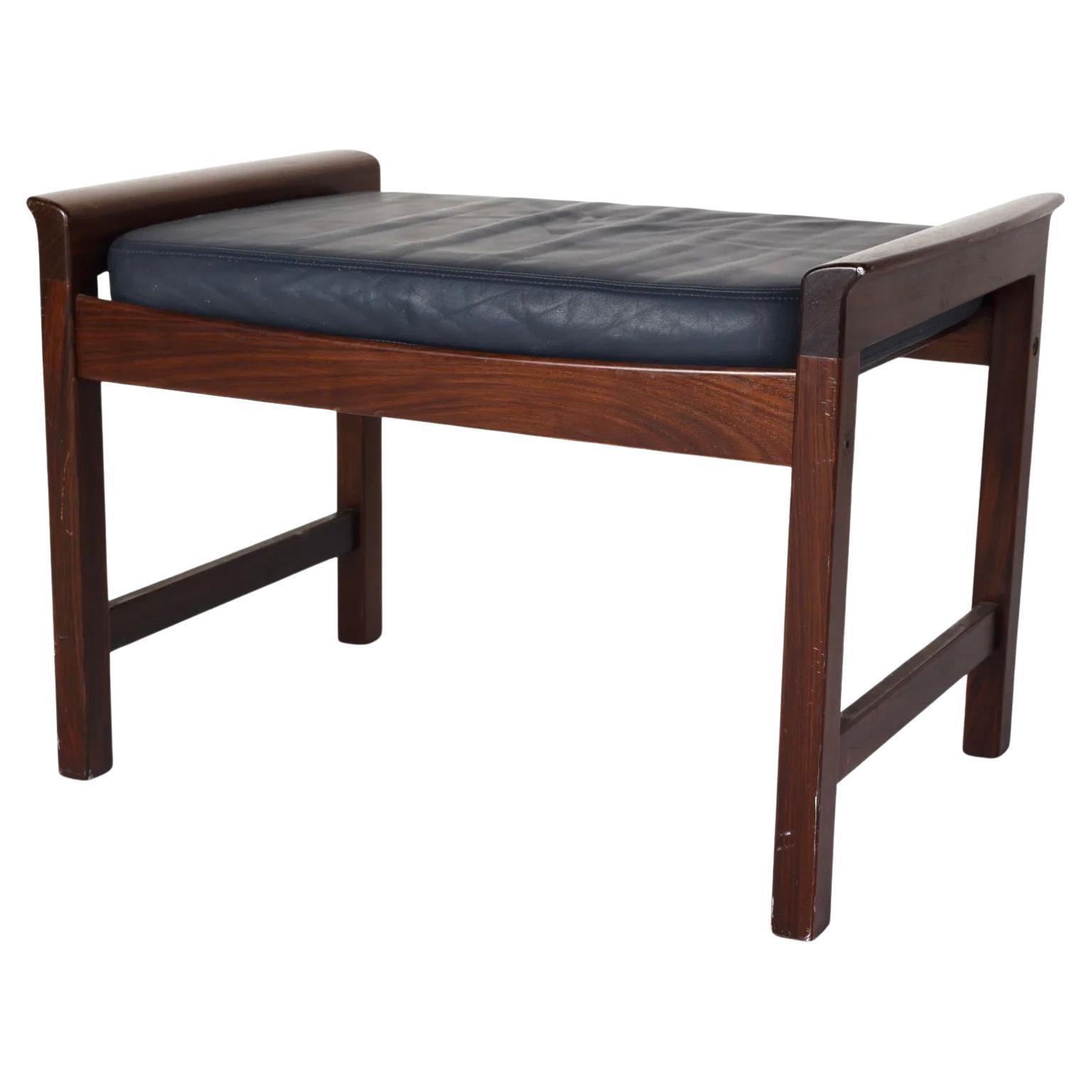 Sgabello scandinavo danese moderno in legno di palissandro con cuscino in pelle nera. Buone condizioni vintage. Ottimo sgabello - Legno massiccio di palissandro. Prodotto in Danimarca.

(4) Sgabelli abbinati disponibili. L'inserzione è per (1)