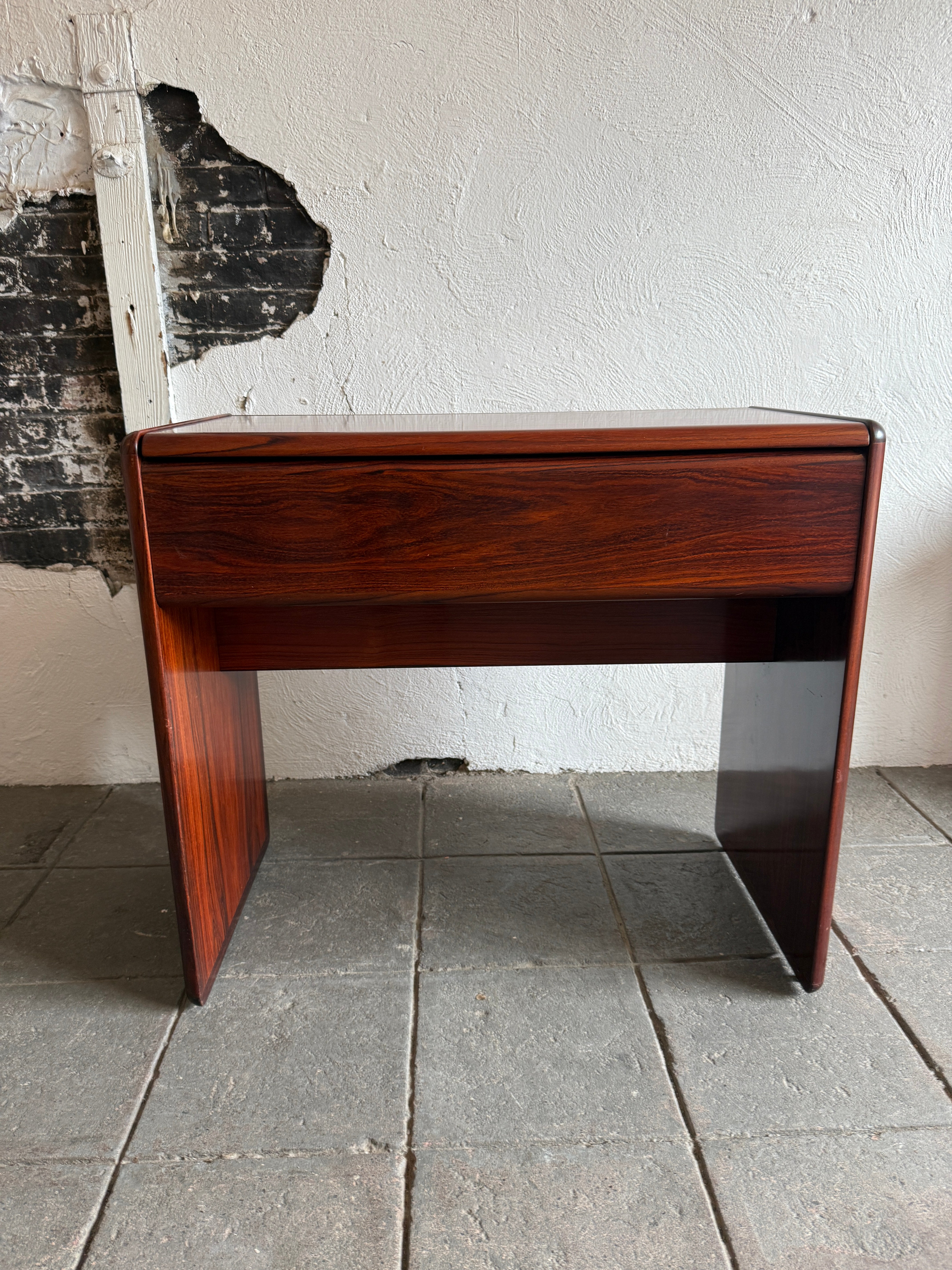 Meuble-lavabo moderne scandinave en bois de rose avec miroir rabattable par Brouer. Miroir de courtoisie moderne danois en bois de rose couvercle rabattable grand espace de rangement intérieur avec un plateau de rangement coulissant à 4