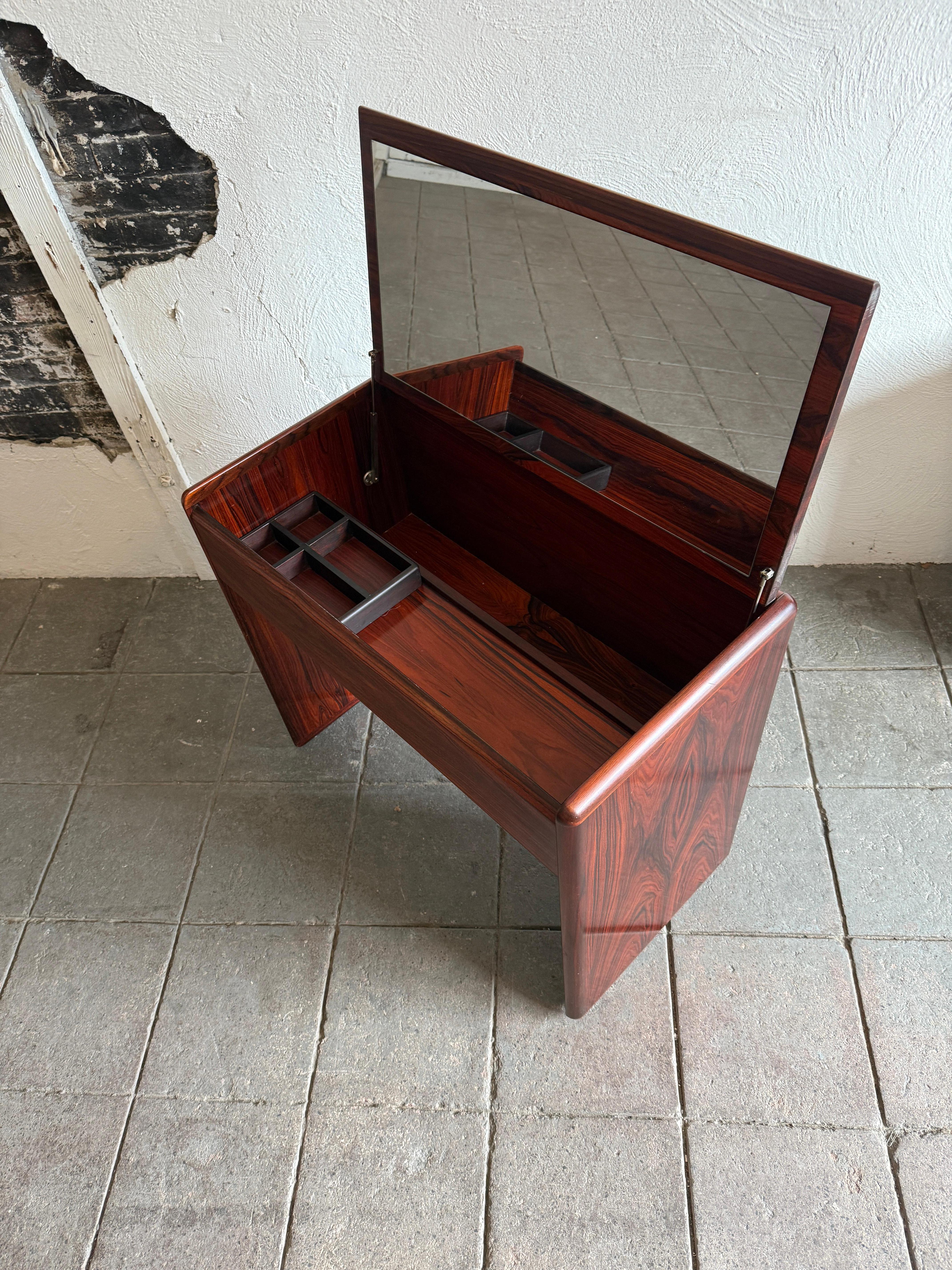 Scandinave moderne Coiffeuse danoise moderne scandinave en bois de rose avec miroir rabattable par Brouer en vente
