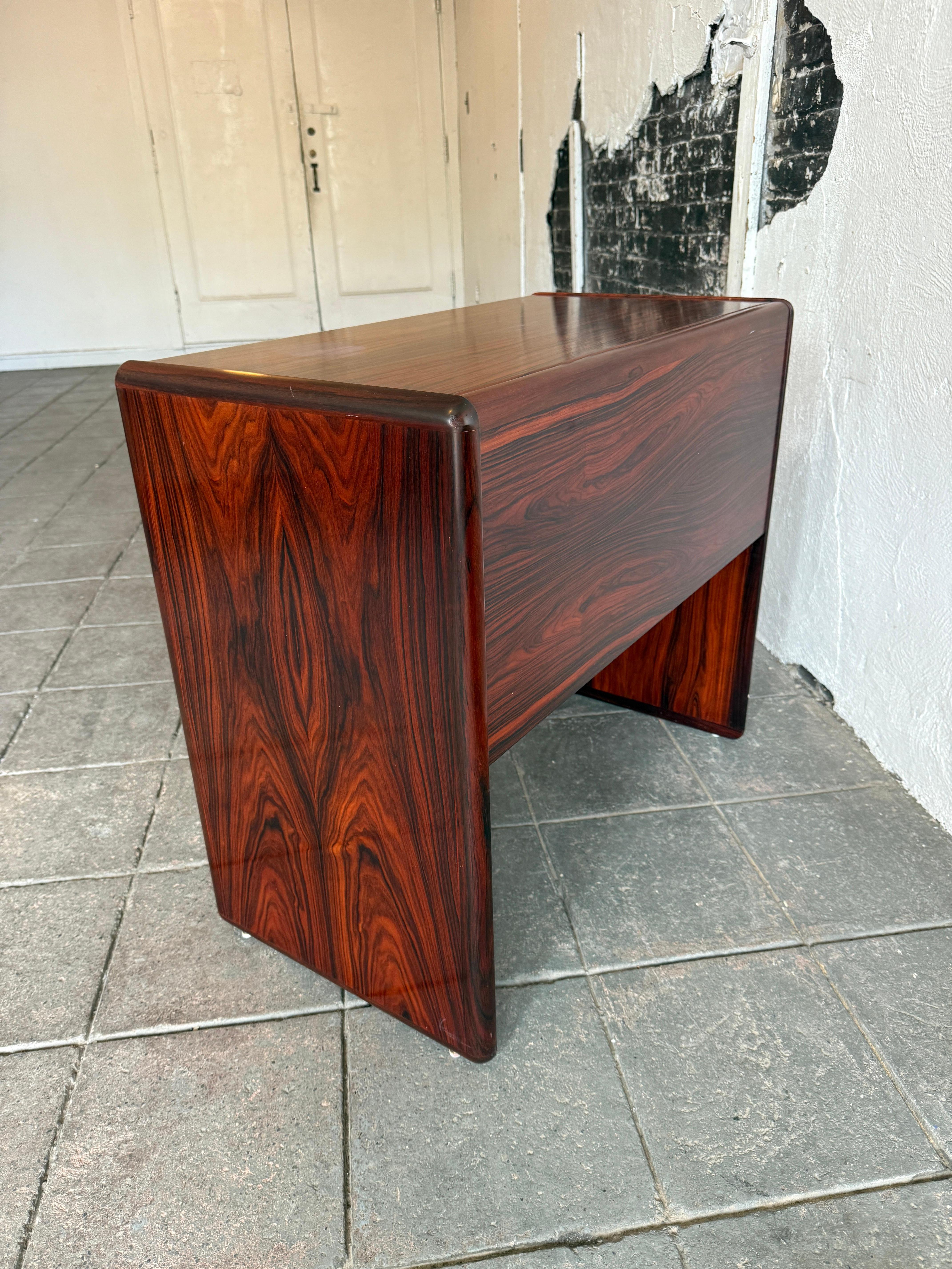Coiffeuse danoise moderne scandinave en bois de rose avec miroir rabattable par Brouer Bon état - En vente à Brooklyn, NY