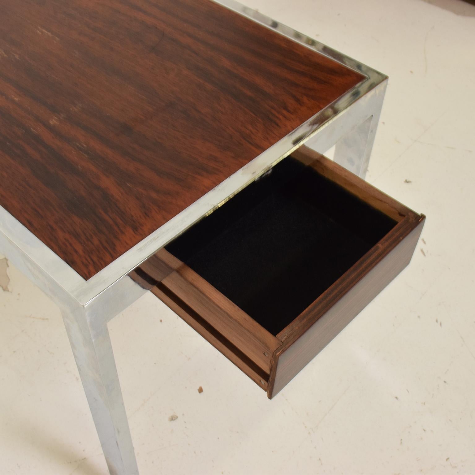 Scandinavian Danish Modern Side Table in Rosewood and Chrome (Mitte des 20. Jahrhunderts)