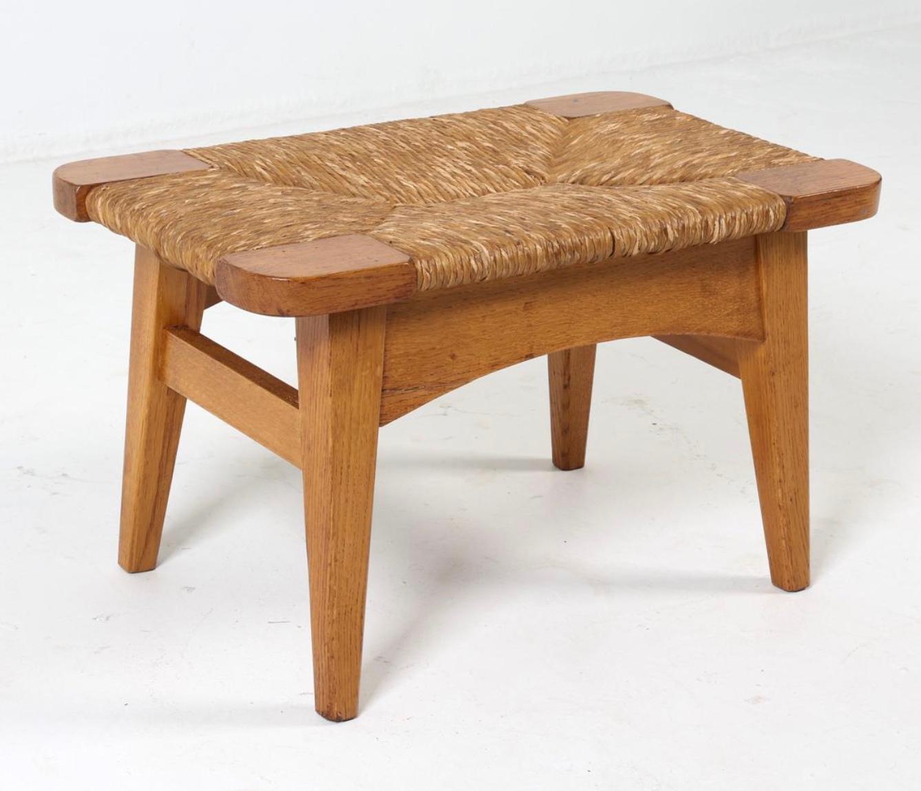 Panchina scandinava The Modern Scandinavian in legno di quercia intrecciato. Struttura in Oak massiccio con seduta in giunco intrecciato. Grande design danese con una bella patina. Un'ottima panchina o sgabello. Presenta i normali segni dell'età.