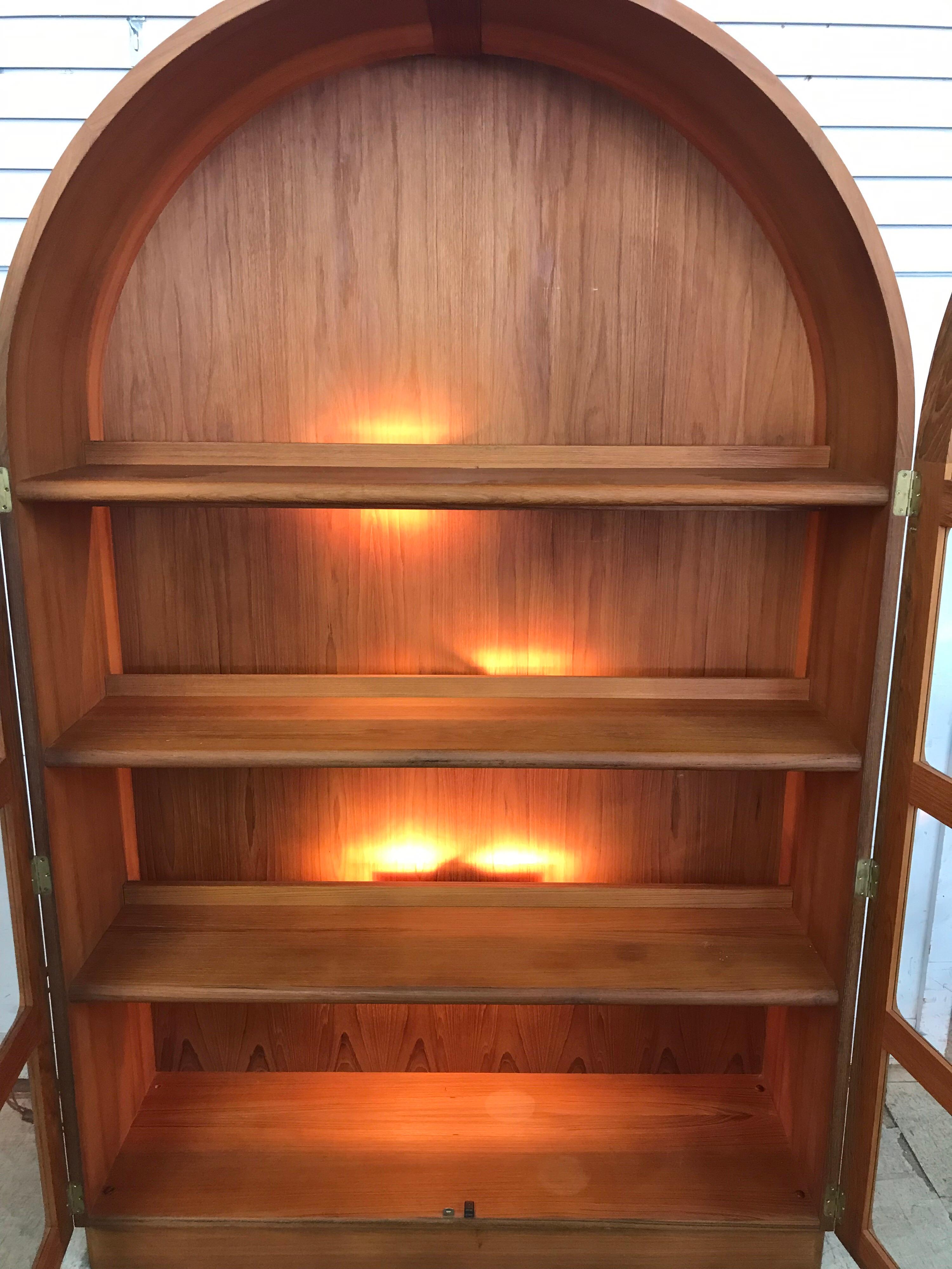 Scandinavian Danish Modern Teak Tall China Display Cabinet Vitrine In Good Condition In West Hartford, CT