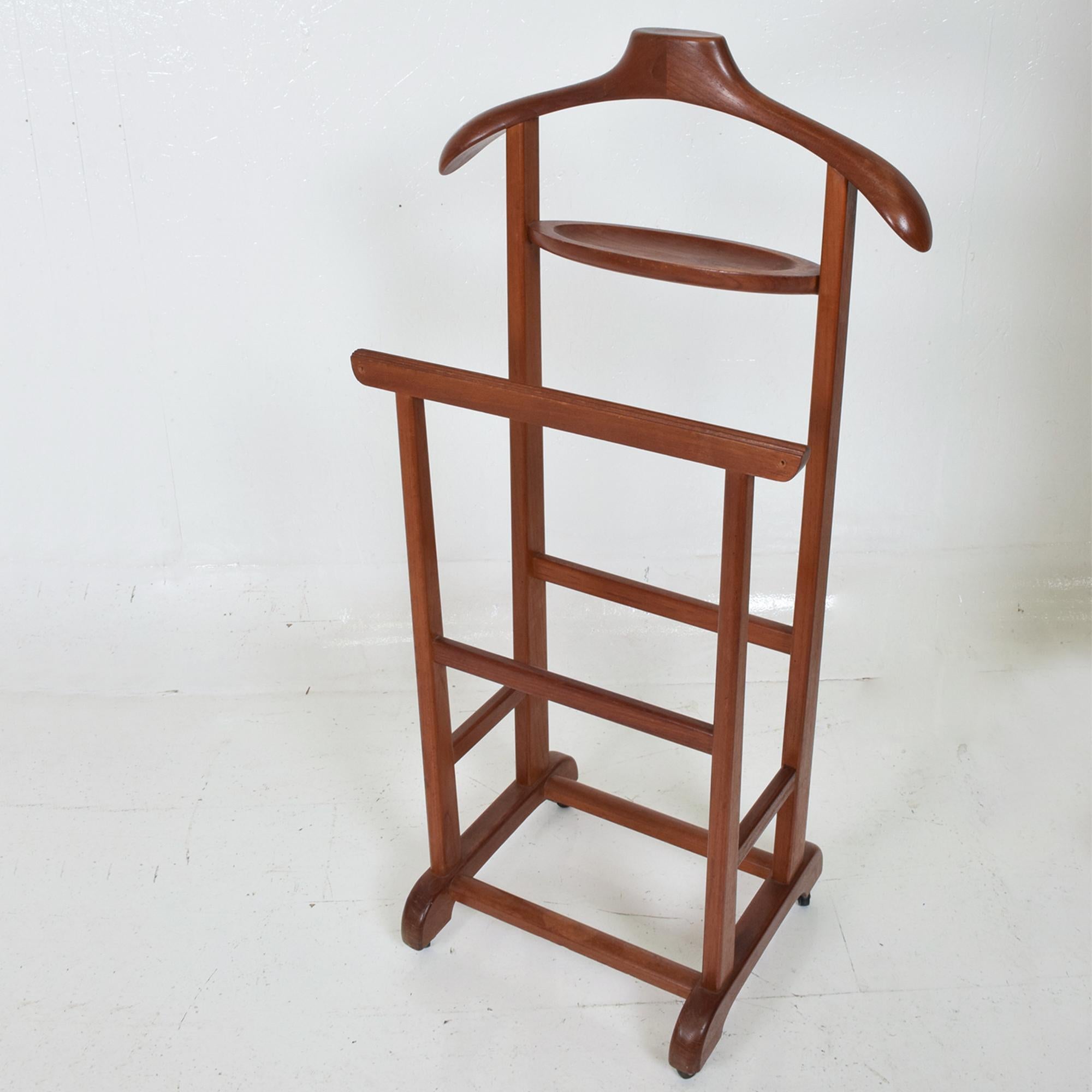 1960s Teakwood Gentleman's Valet Coat Stand Denmark In Good Condition In Chula Vista, CA