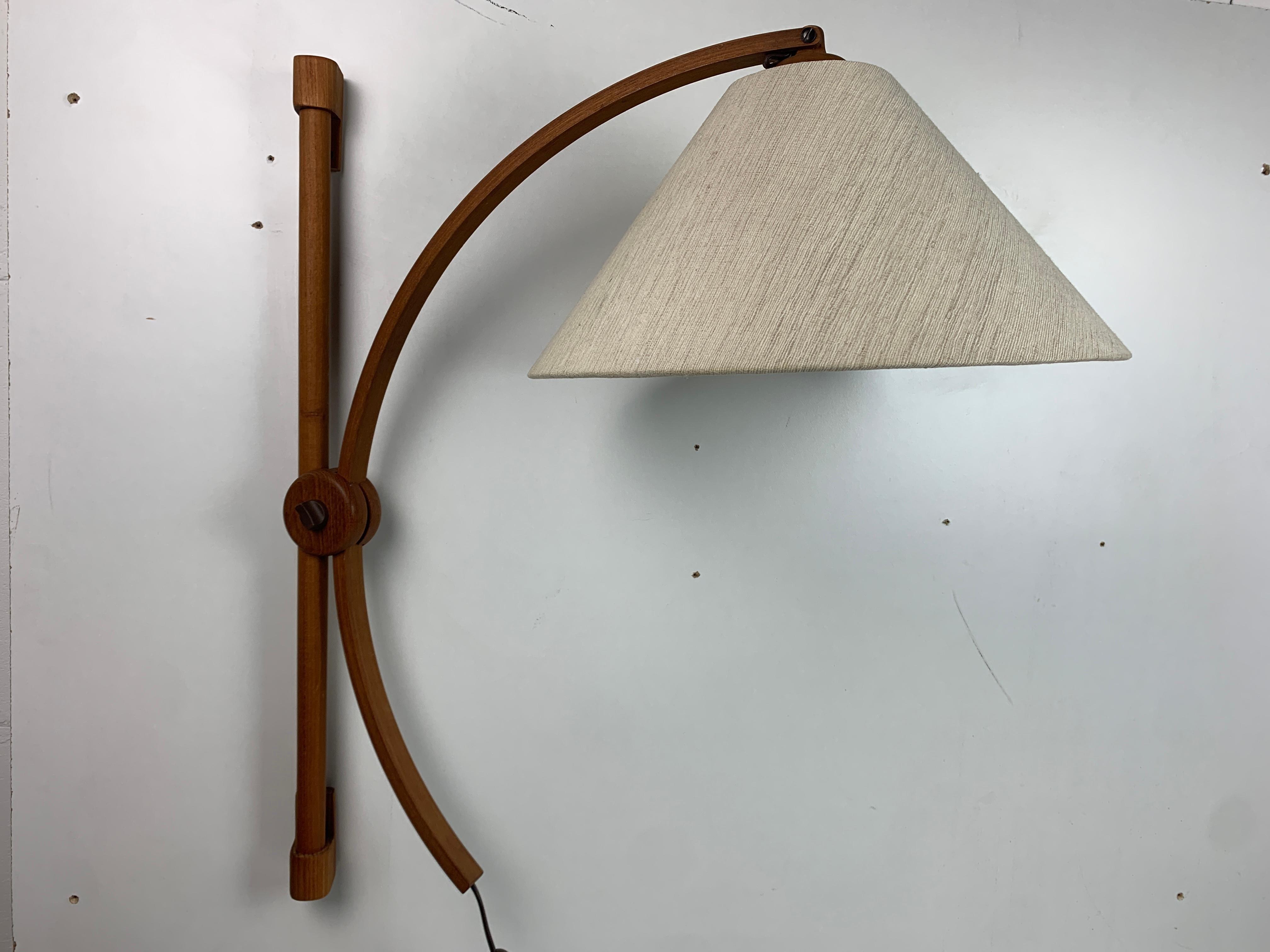 Lampada scandinava ad arco da parete in quercia danese, anni '70, di Domus in vendita 3