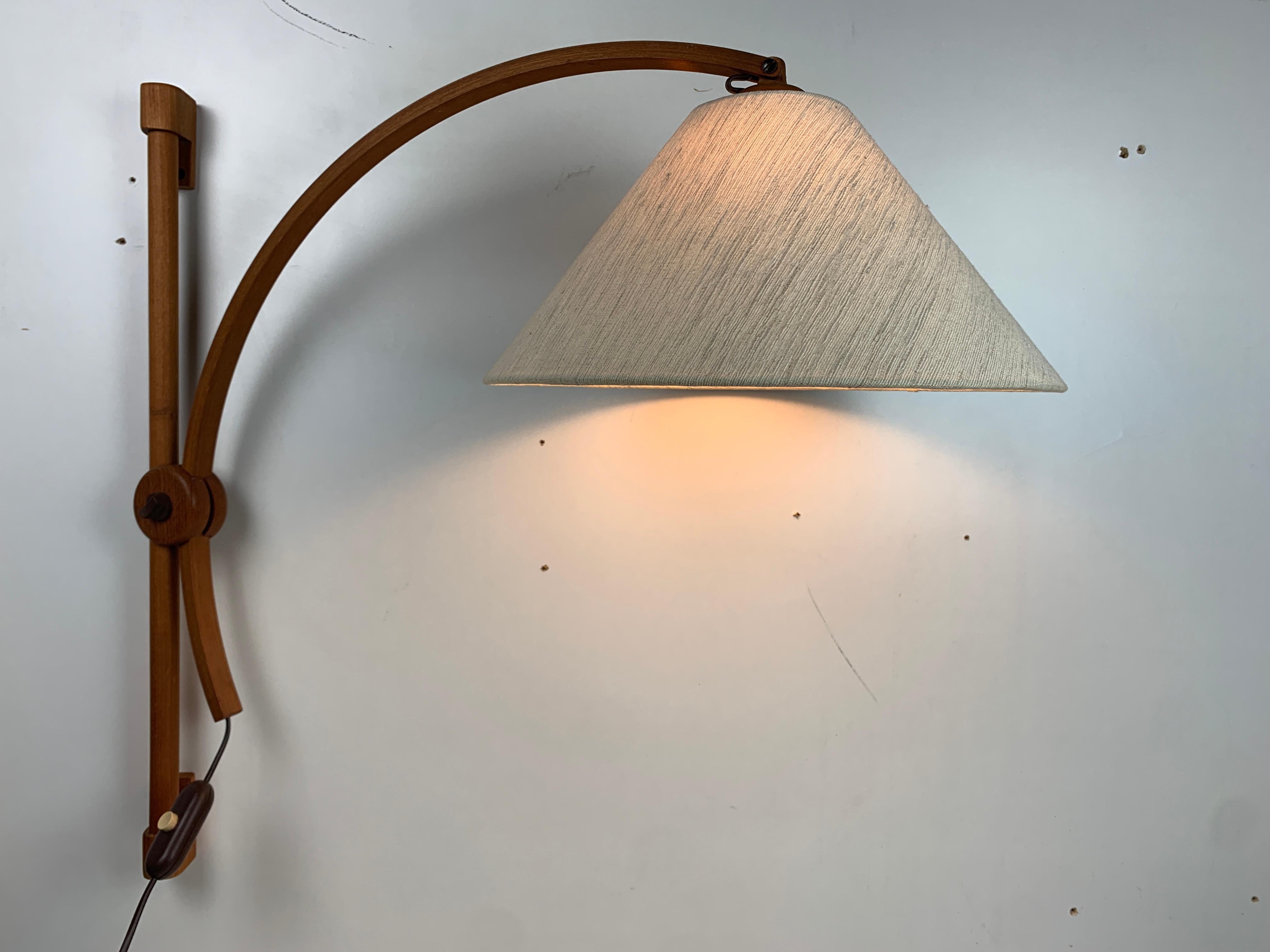 Lampada scandinava ad arco da parete in quercia danese, anni '70, di Domus in vendita 4