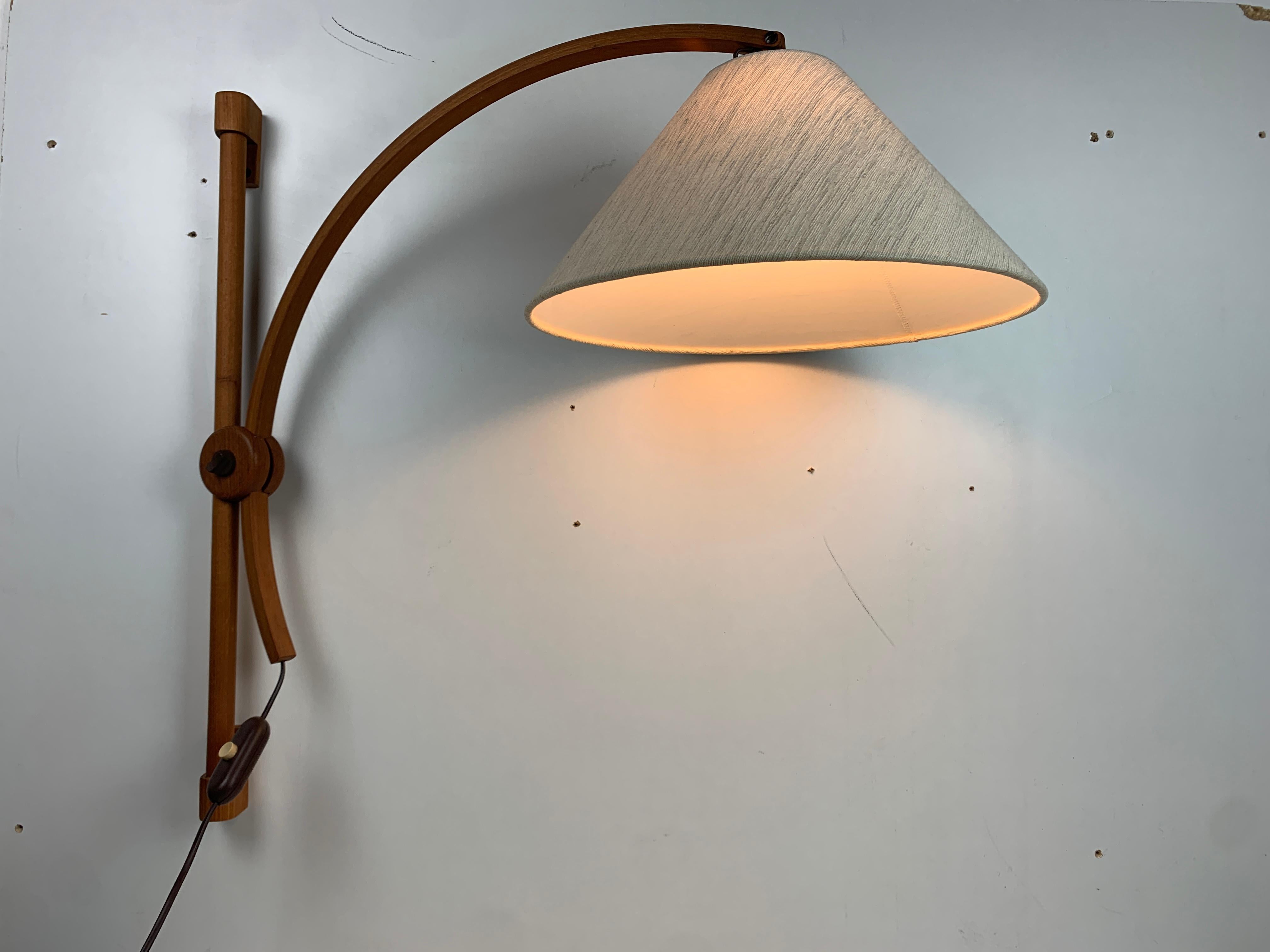 Lampada scandinava ad arco da parete in quercia danese, anni '70, di Domus in vendita 5