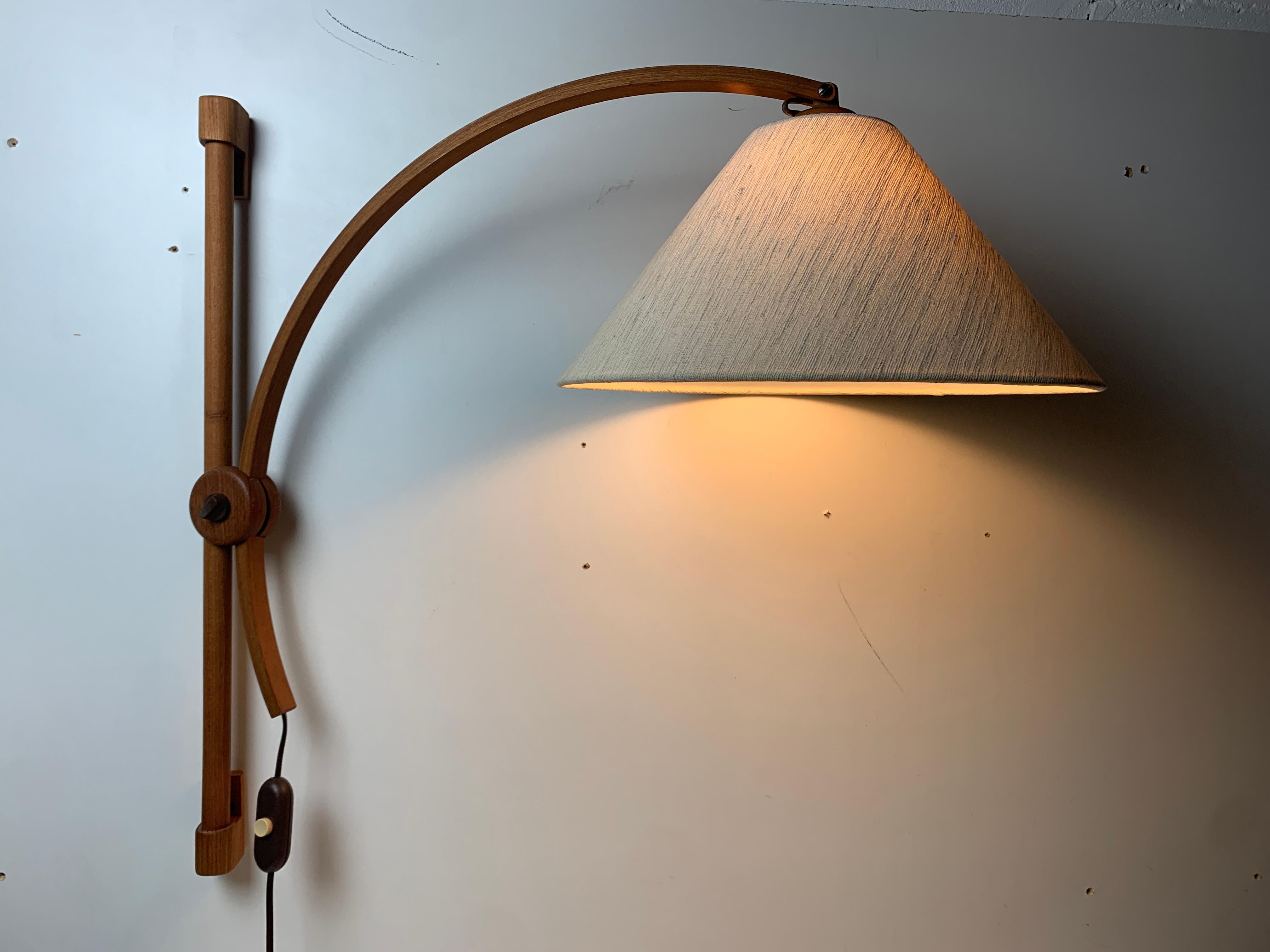 Lampada scandinava ad arco da parete in quercia danese, anni '70, di Domus in vendita 6
