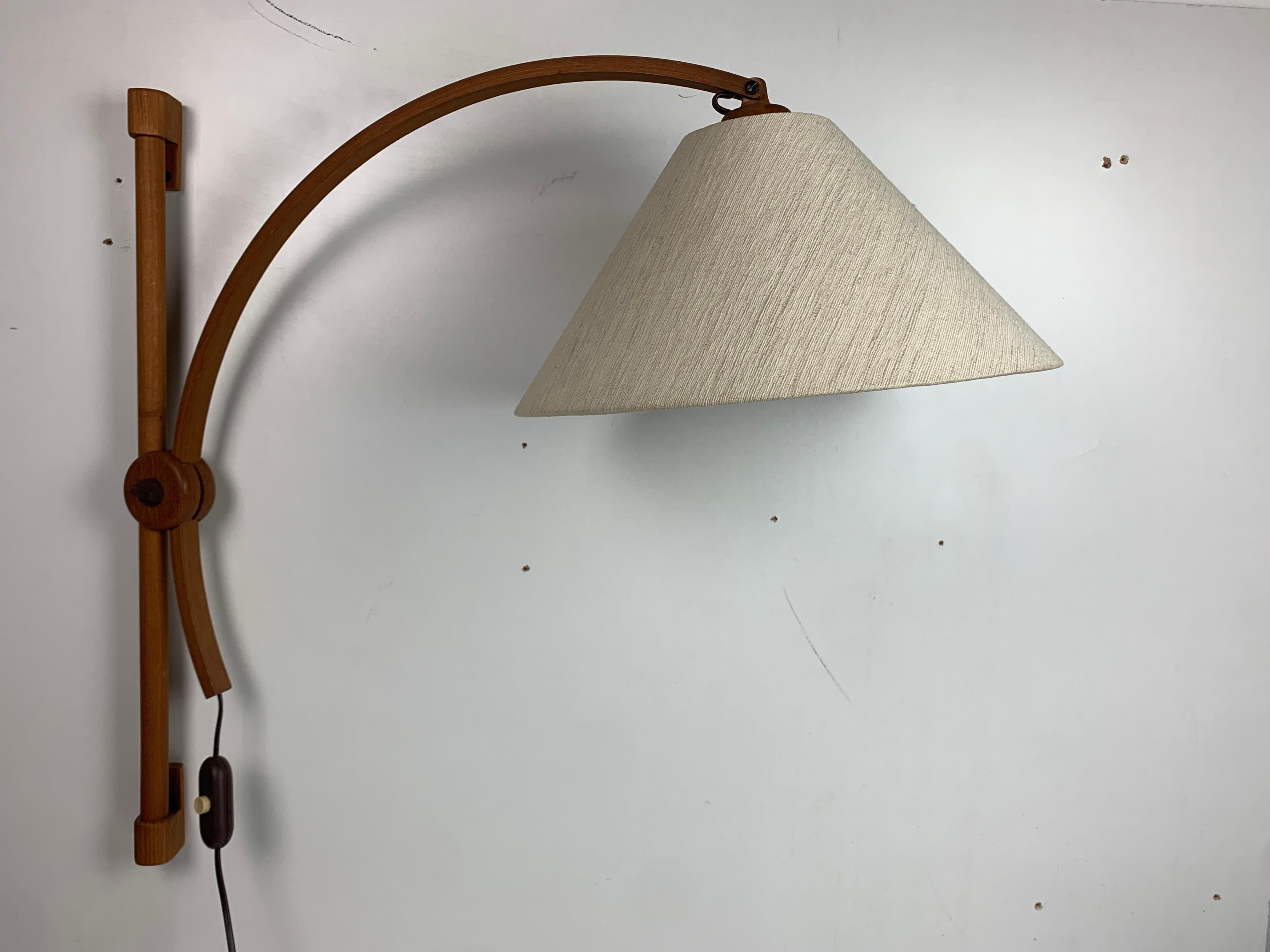 Splendida lampada scandinava ad arco da parete in quercia danese, anni '70, di Domus. Questa lampada a sospensione regolabile è in ottime condizioni e non presenta alcun difetto. Il paralume non presenta ammaccature, strappi o altro, ha solo qualche
