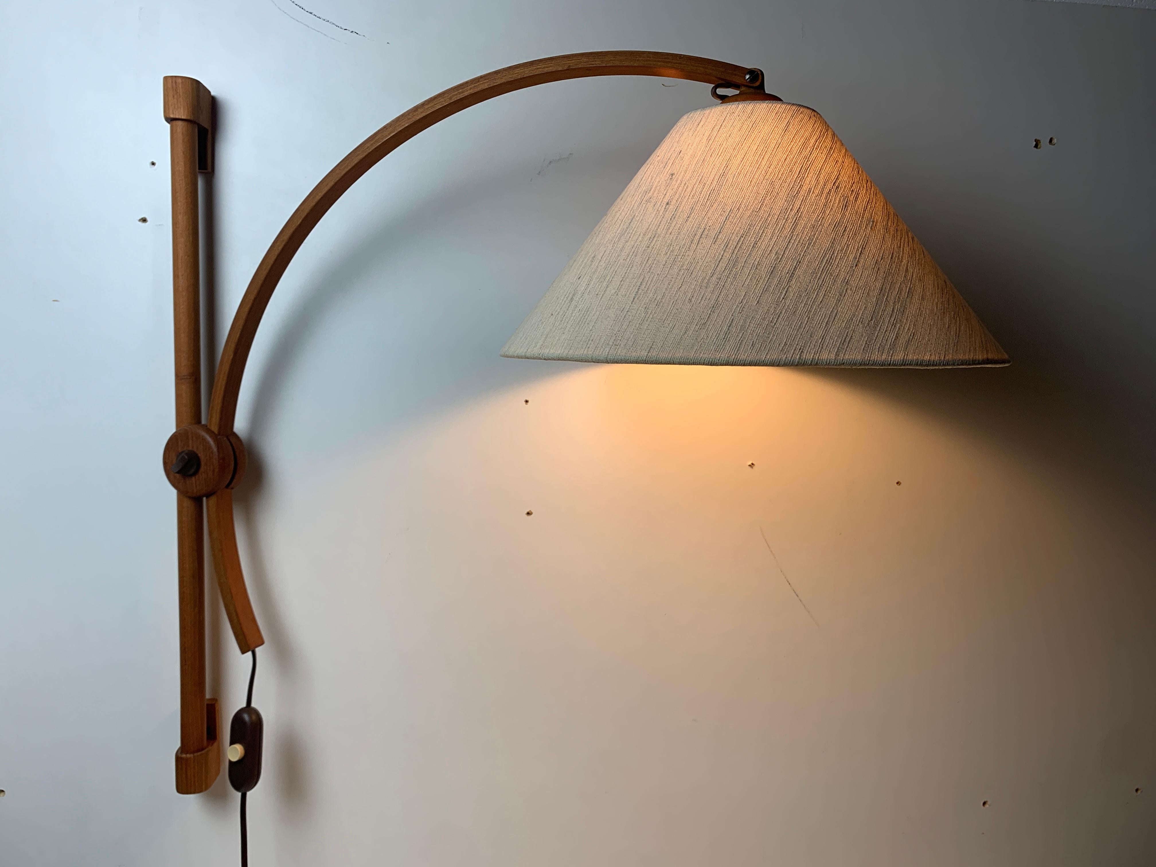 Scandinavo moderno Lampada scandinava ad arco da parete in quercia danese, anni '70, di Domus in vendita