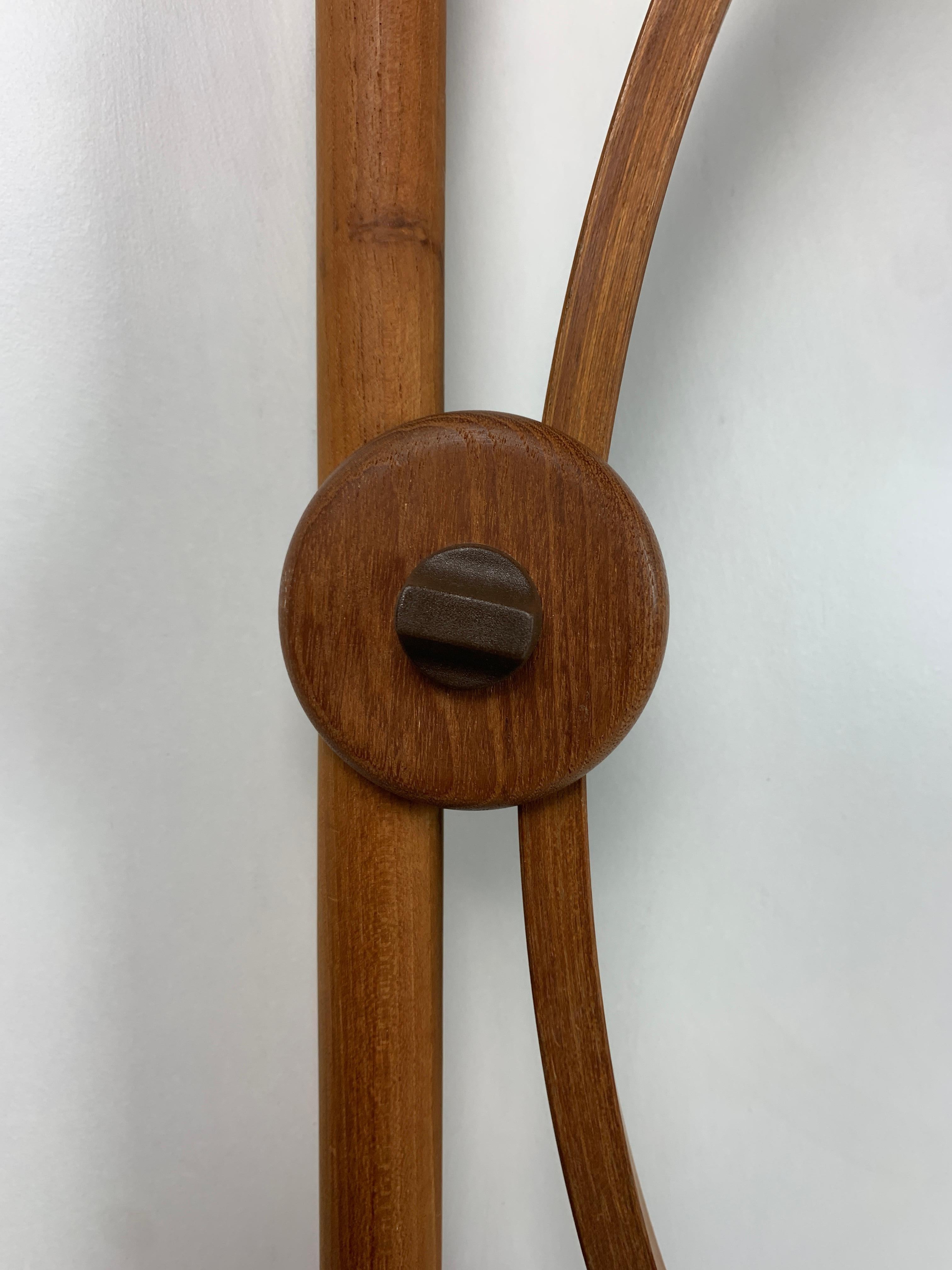 Lampada scandinava ad arco da parete in quercia danese, anni '70, di Domus In condizioni buone in vendita a Zaandam, NL