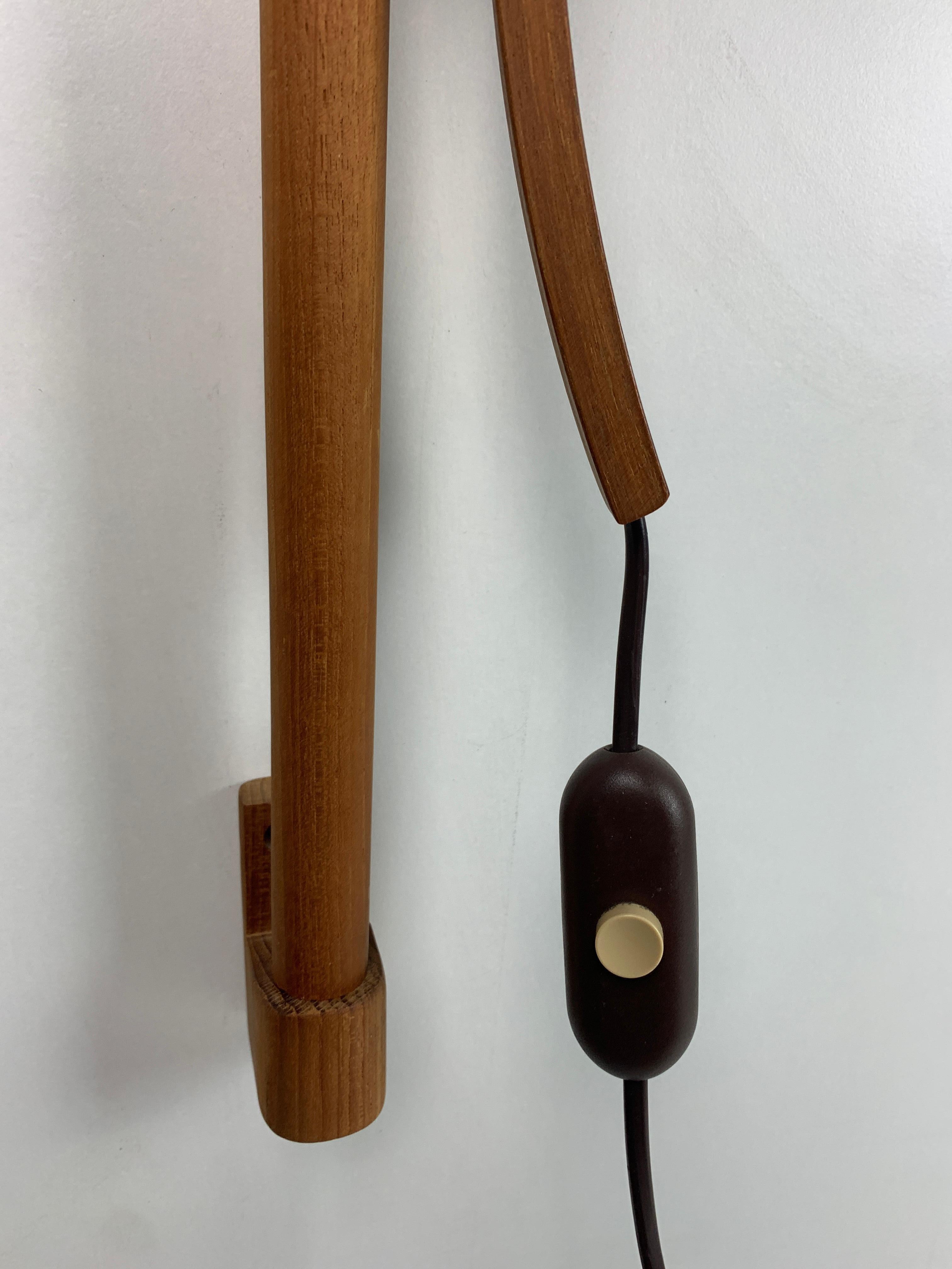 Fine XX secolo Lampada scandinava ad arco da parete in quercia danese, anni '70, di Domus in vendita