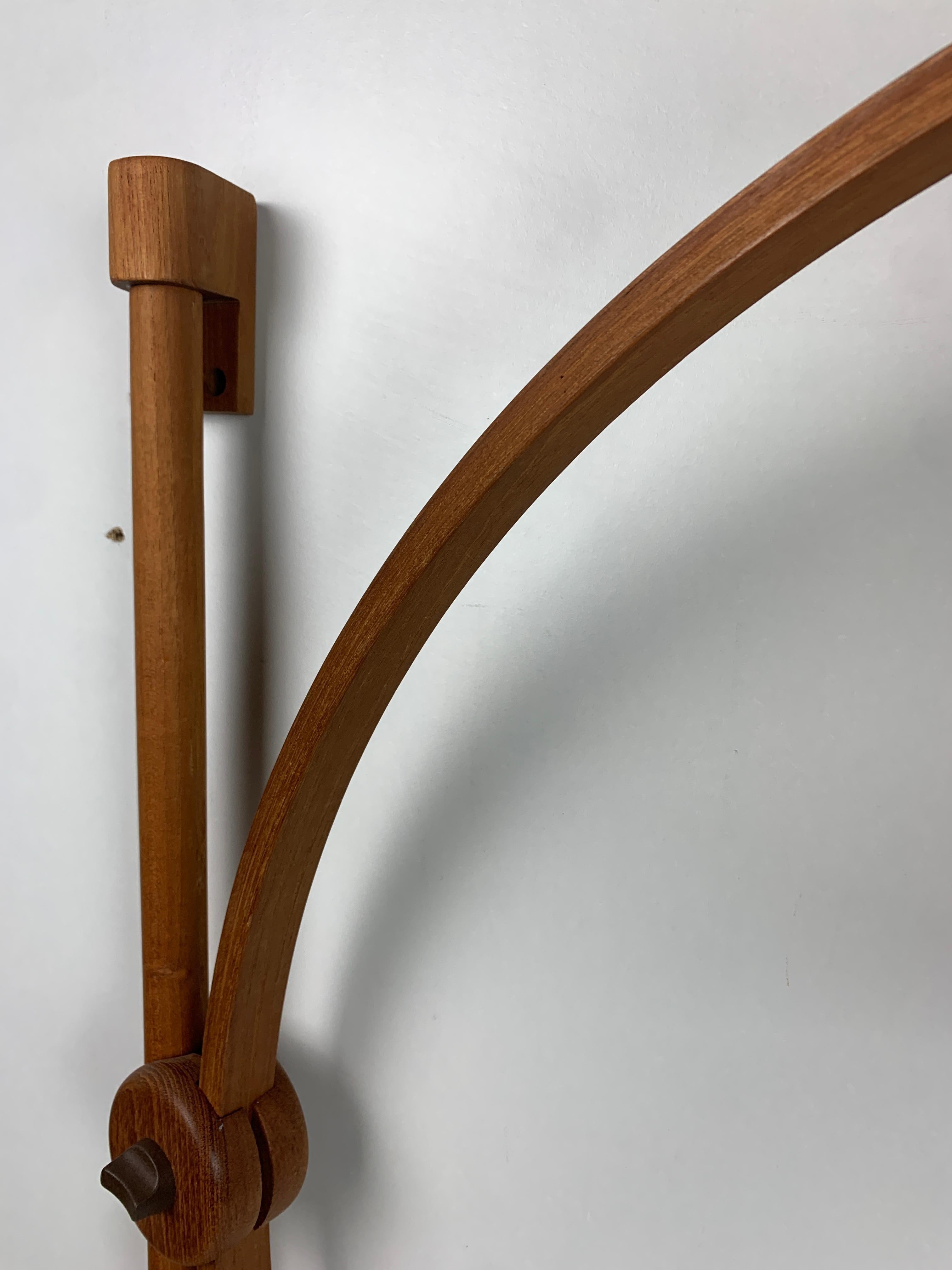 Teak Lampada scandinava ad arco da parete in quercia danese, anni '70, di Domus in vendita
