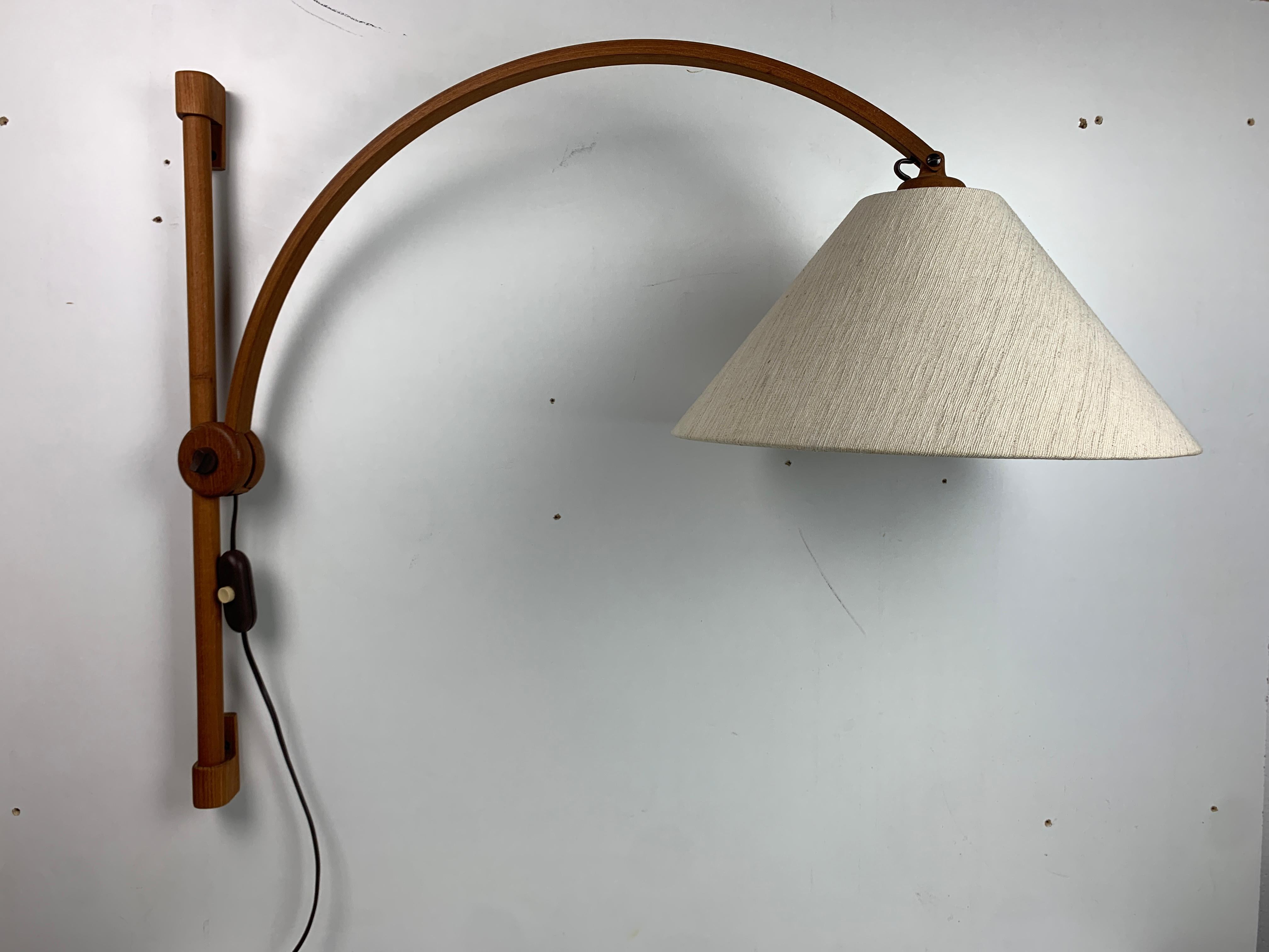 Lampada scandinava ad arco da parete in quercia danese, anni '70, di Domus in vendita 2