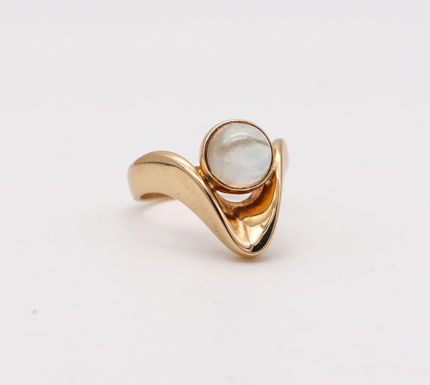 Scandinavian sculptural free form ring.

A sculptural modernist ring, created in Denmark during the late mid century period back in the 1960. This piece has been crafted with wavy free form in solid yellow gold of 14 karats with high polished