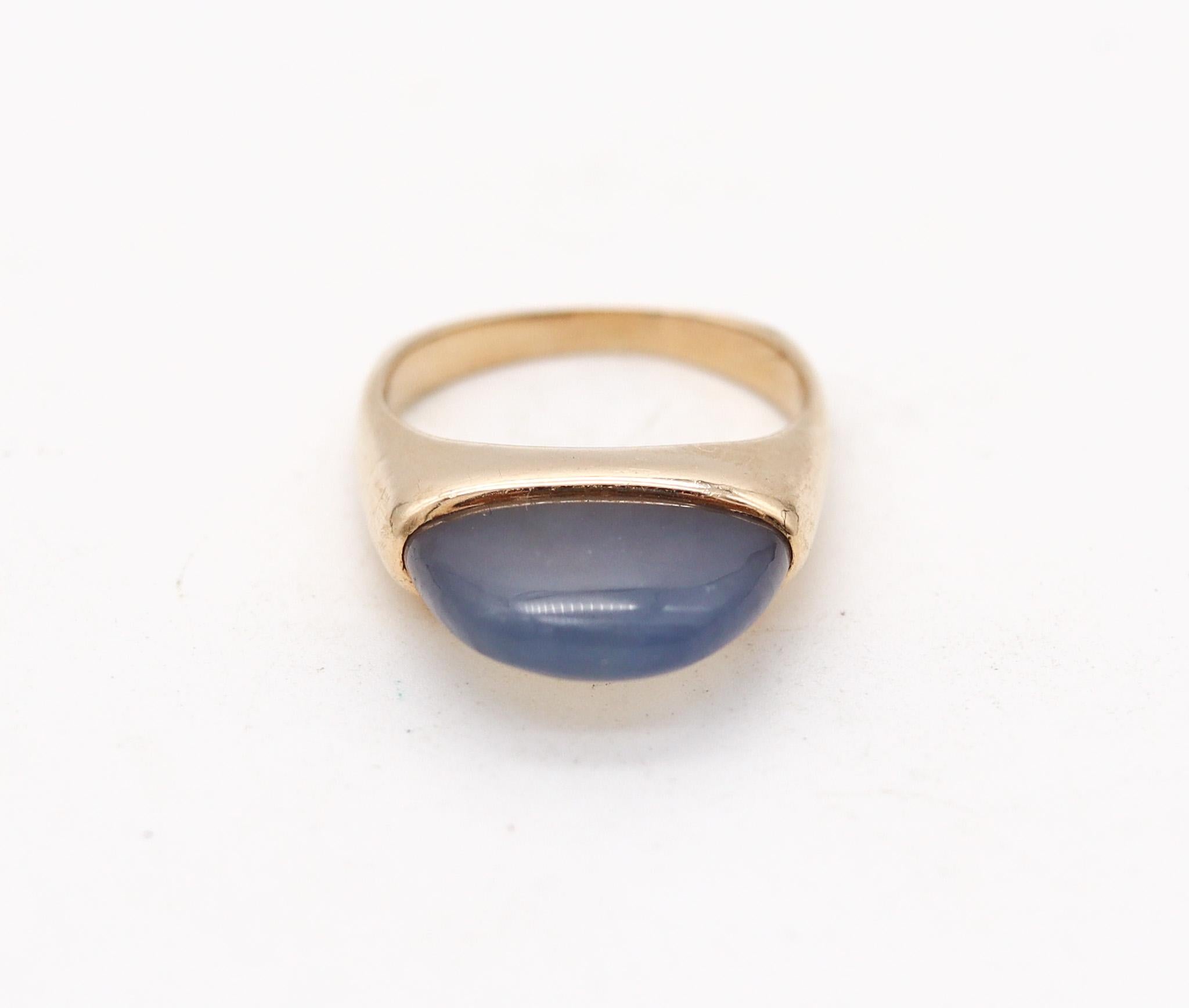 Scandinavian sculptural ring.

Gorgeous sculptural modernist ring, created in Denmark during the late mid century period back in the 1960. This piece has been crafted with a simple, sleek, flatty and cushioned shape, in solid yellow gold of 14