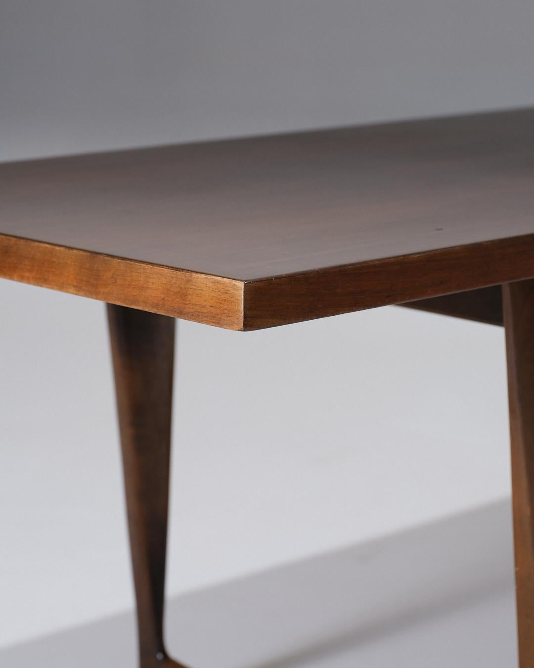 Table basse scandinave en bois massif, années 1960. Modèle au piètement traîneau, dans l’esprit des créations de Peter Lovig Nielsen. Plateau rectangulaire et structure aérienne. Superbe état vintage.