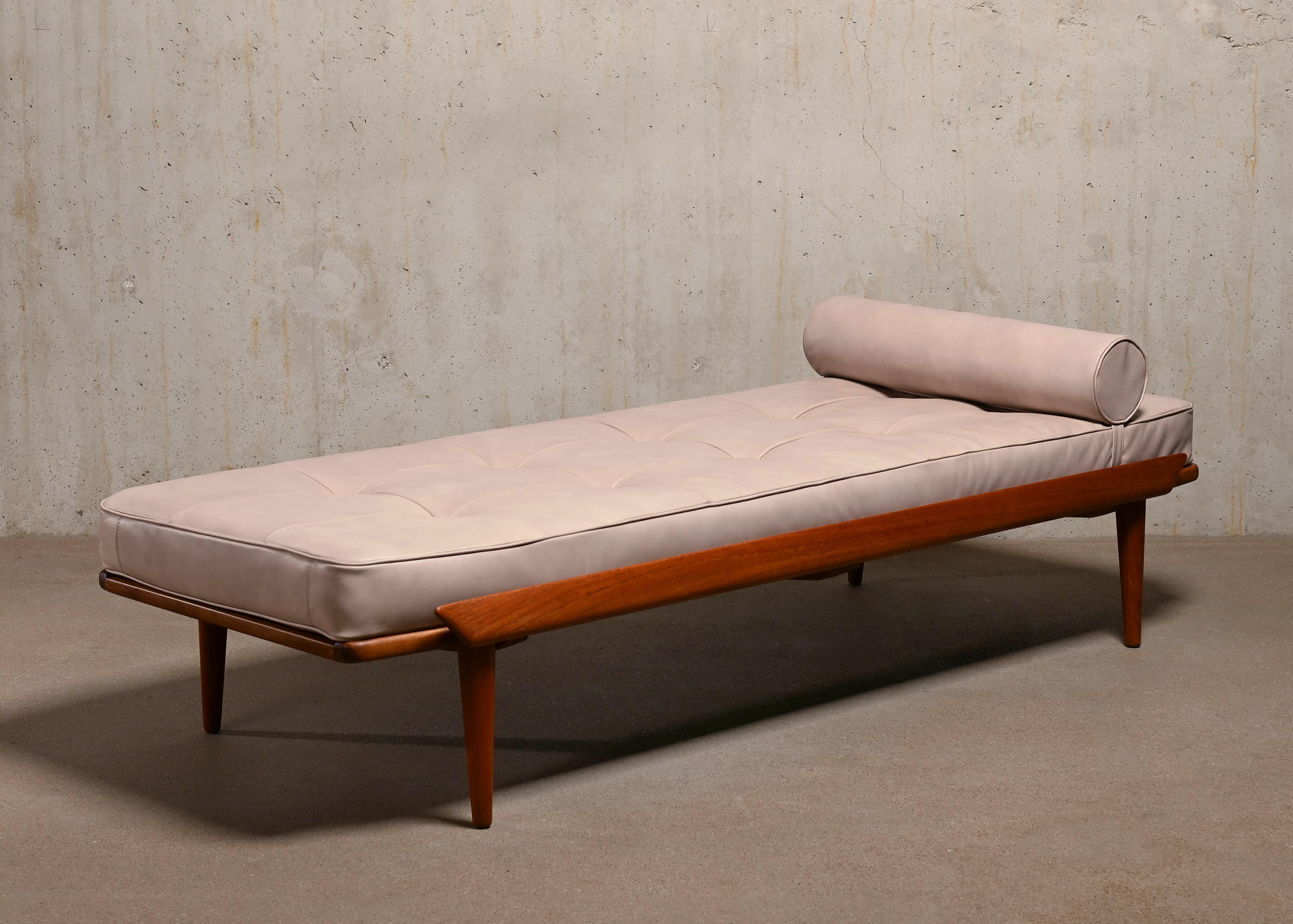 Beuatiful Daybed probably designed by Hvidt & Orla Mølgaard-Nielsen for France & Daverkosen (France & Søn), Denmark. The daybed is made of solid wood with teak side skirts and legs. The side skirts are curved and have pointed ends, typical for that