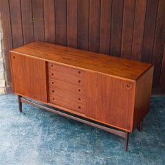 Skandinavische skandinavische Teakholz-Schrank-Anrichte in Tieftönen aus Teakholz, rustikale dänische Chalet