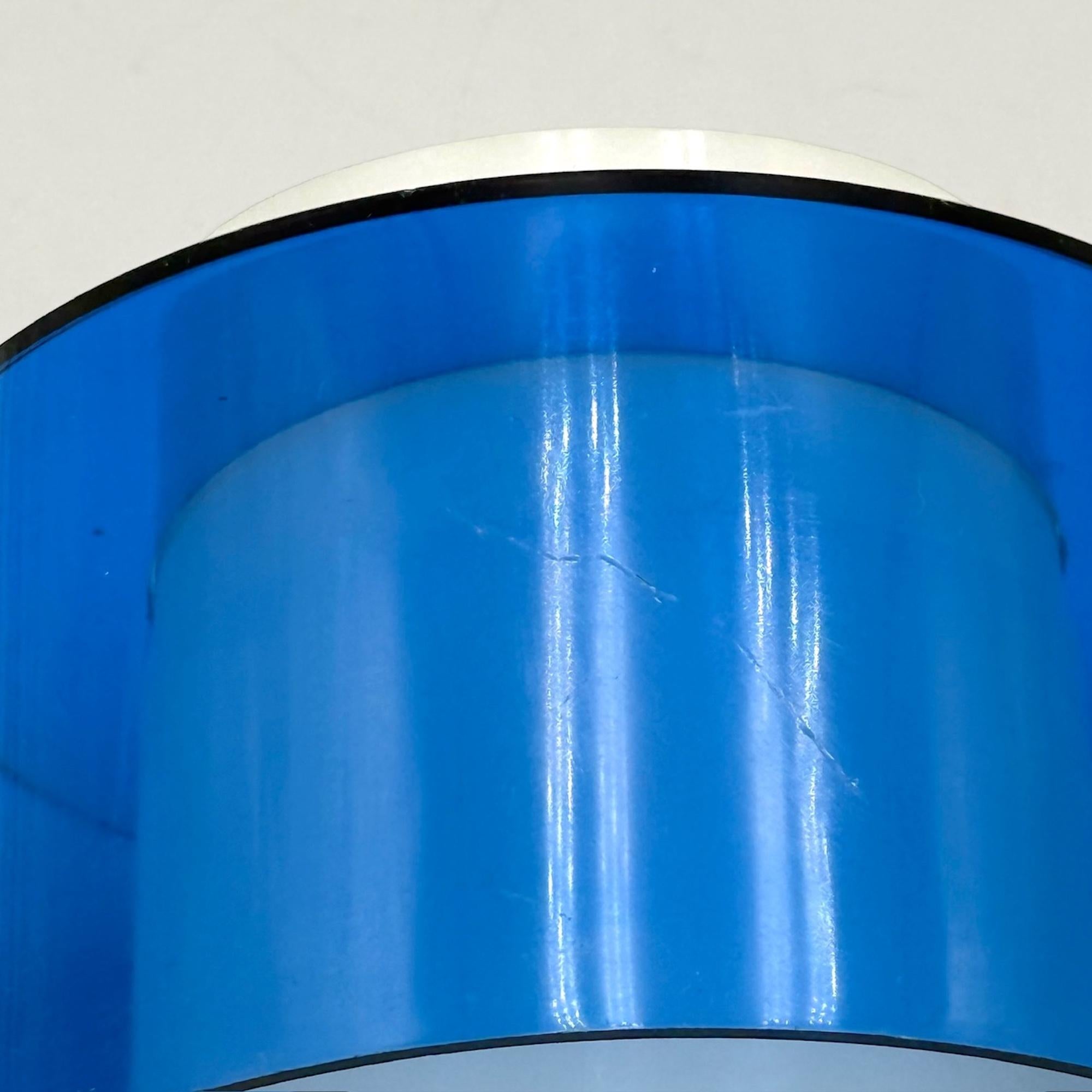 Lampe de table des années 70 au design scandinave en acrylique blanc et bleu, 1970 en vente 3