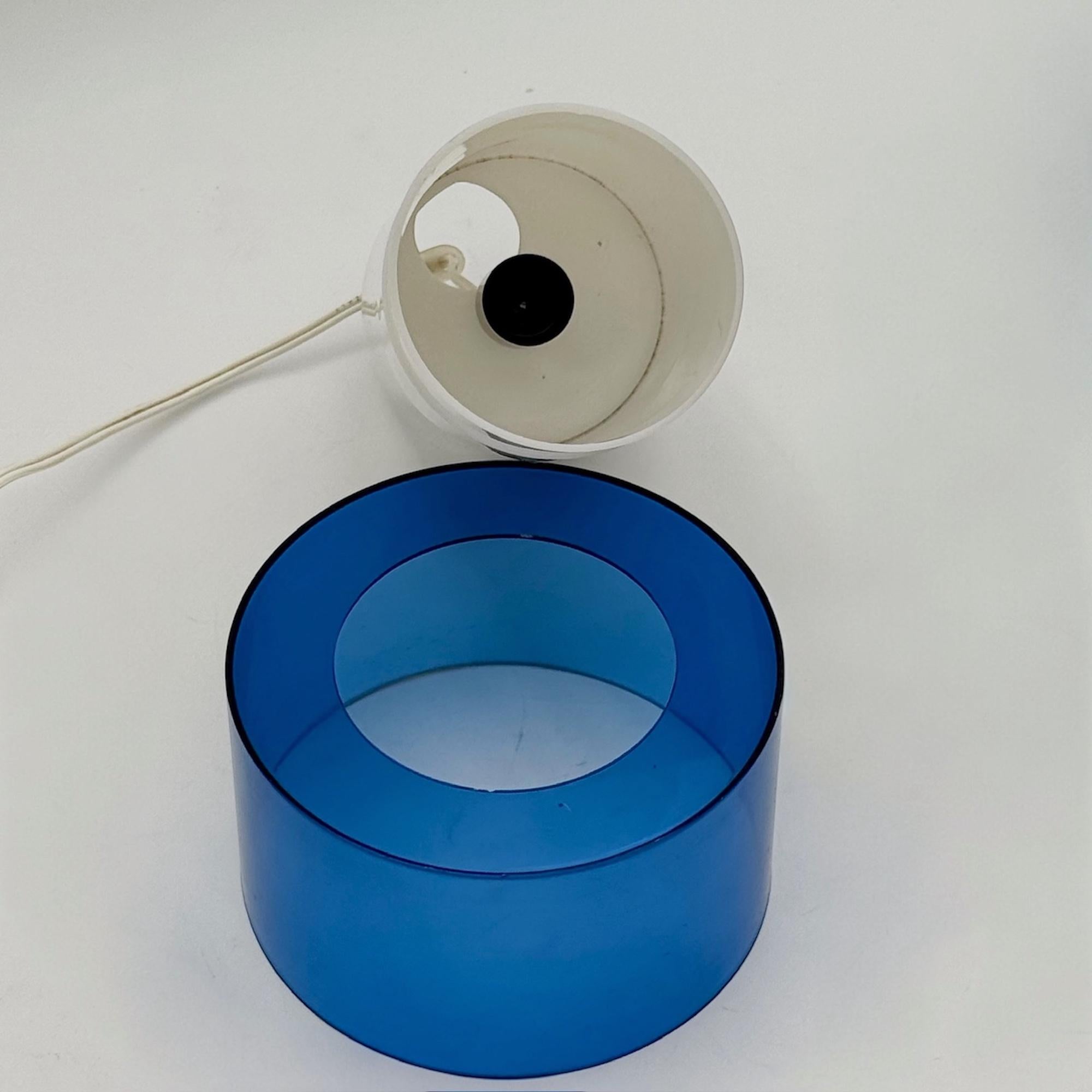 Lampe de table des années 70 au design scandinave en acrylique blanc et bleu, 1970 en vente 4