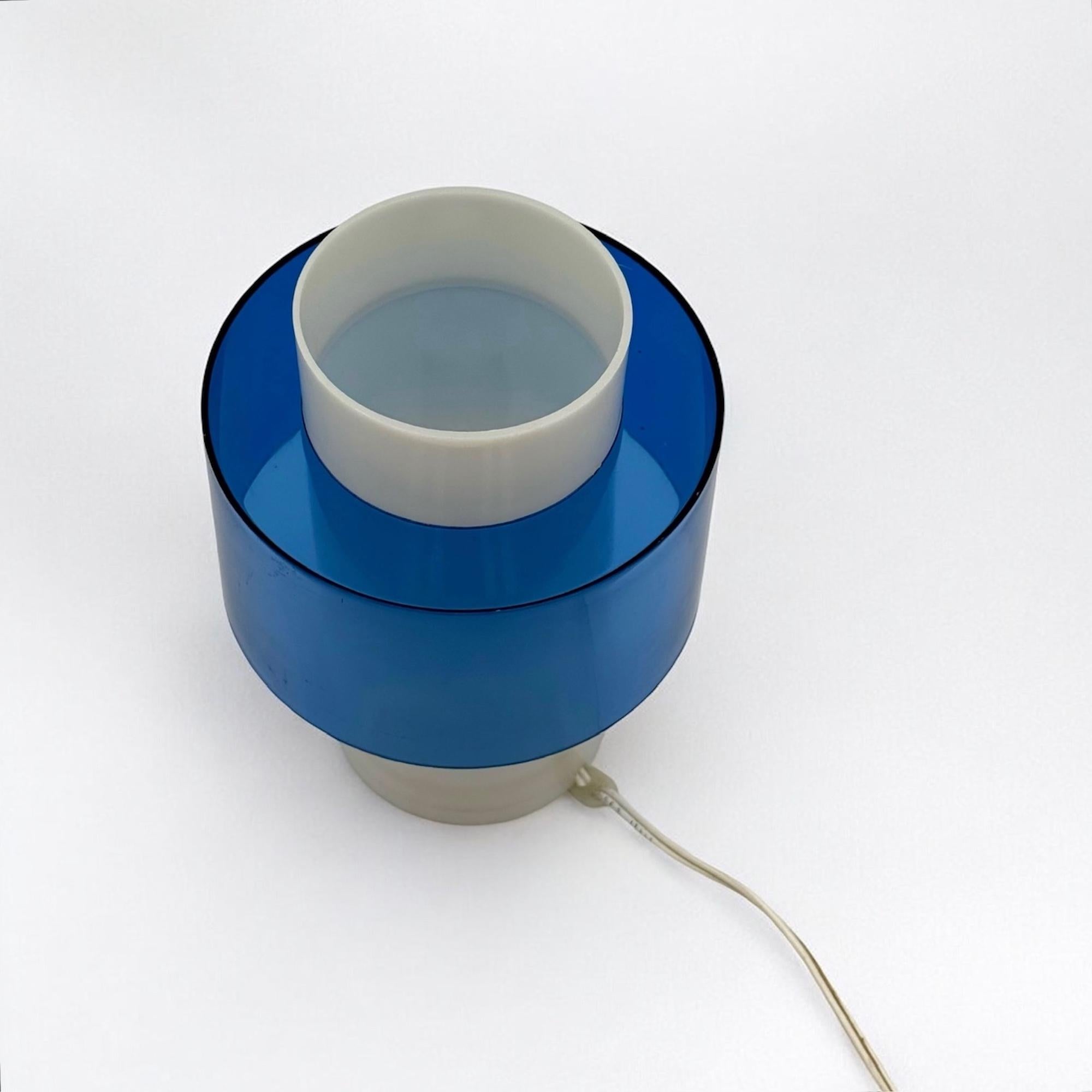 Scandinave moderne Lampe de table des années 70 au design scandinave en acrylique blanc et bleu, 1970 en vente