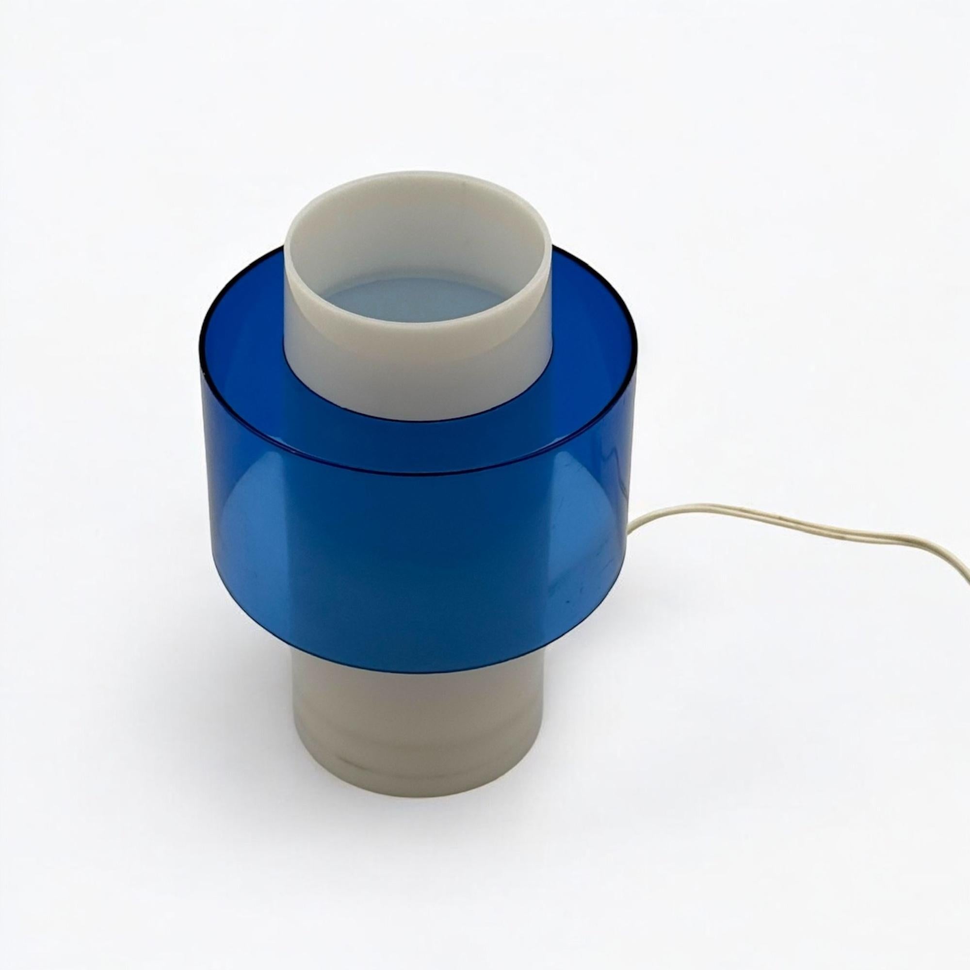 italien Lampe de table des années 70 au design scandinave en acrylique blanc et bleu, 1970 en vente