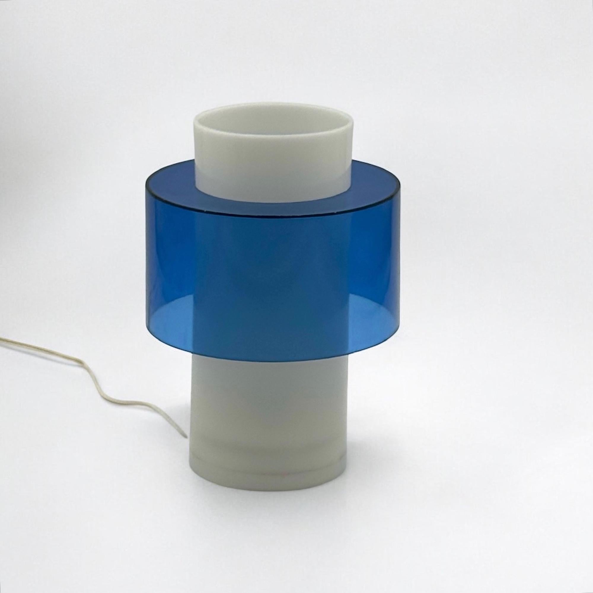 Lampe de table des années 70 au design scandinave en acrylique blanc et bleu, 1970 Bon état - En vente à San Benedetto Del Tronto, IT