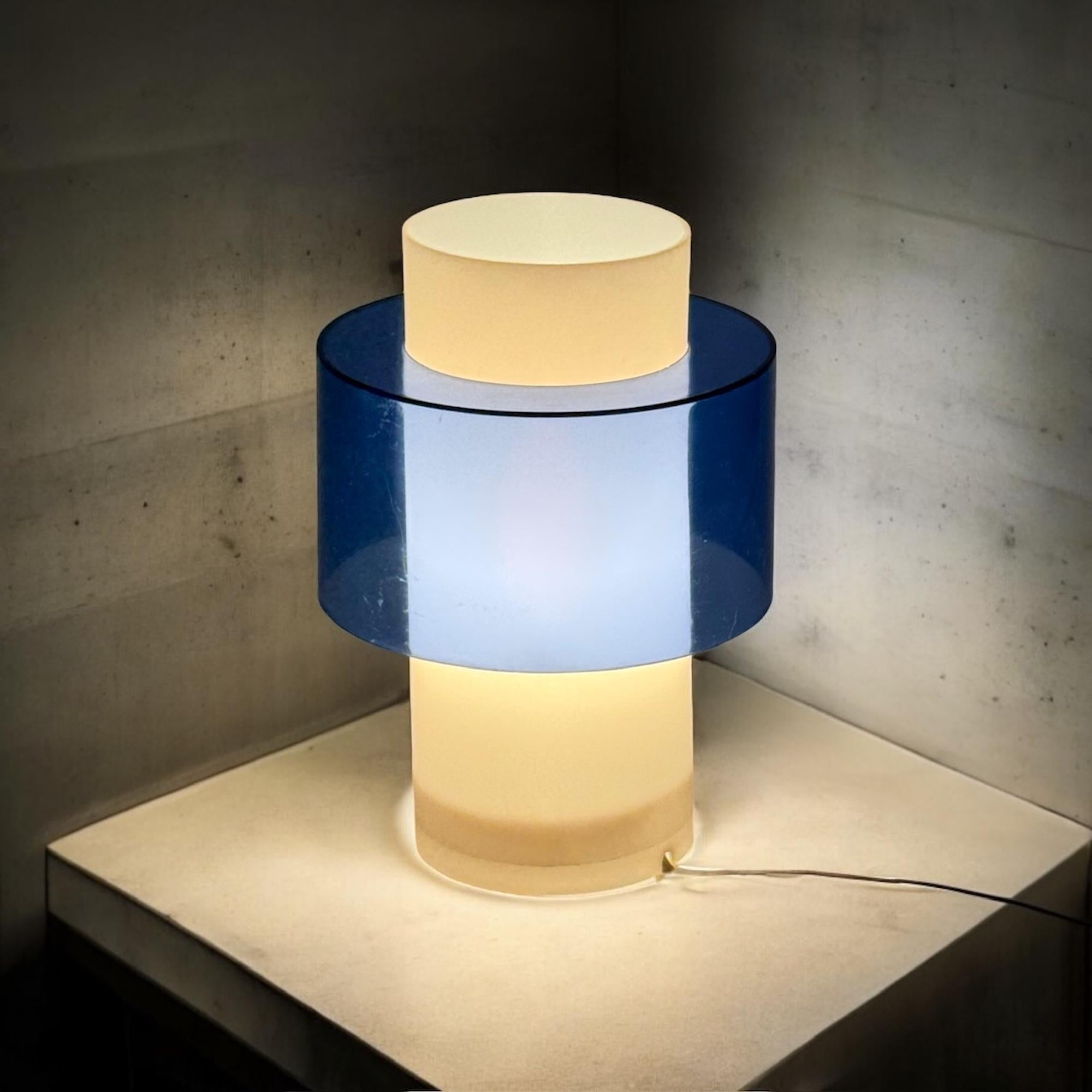 Fin du 20e siècle Lampe de table des années 70 au design scandinave en acrylique blanc et bleu, 1970 en vente