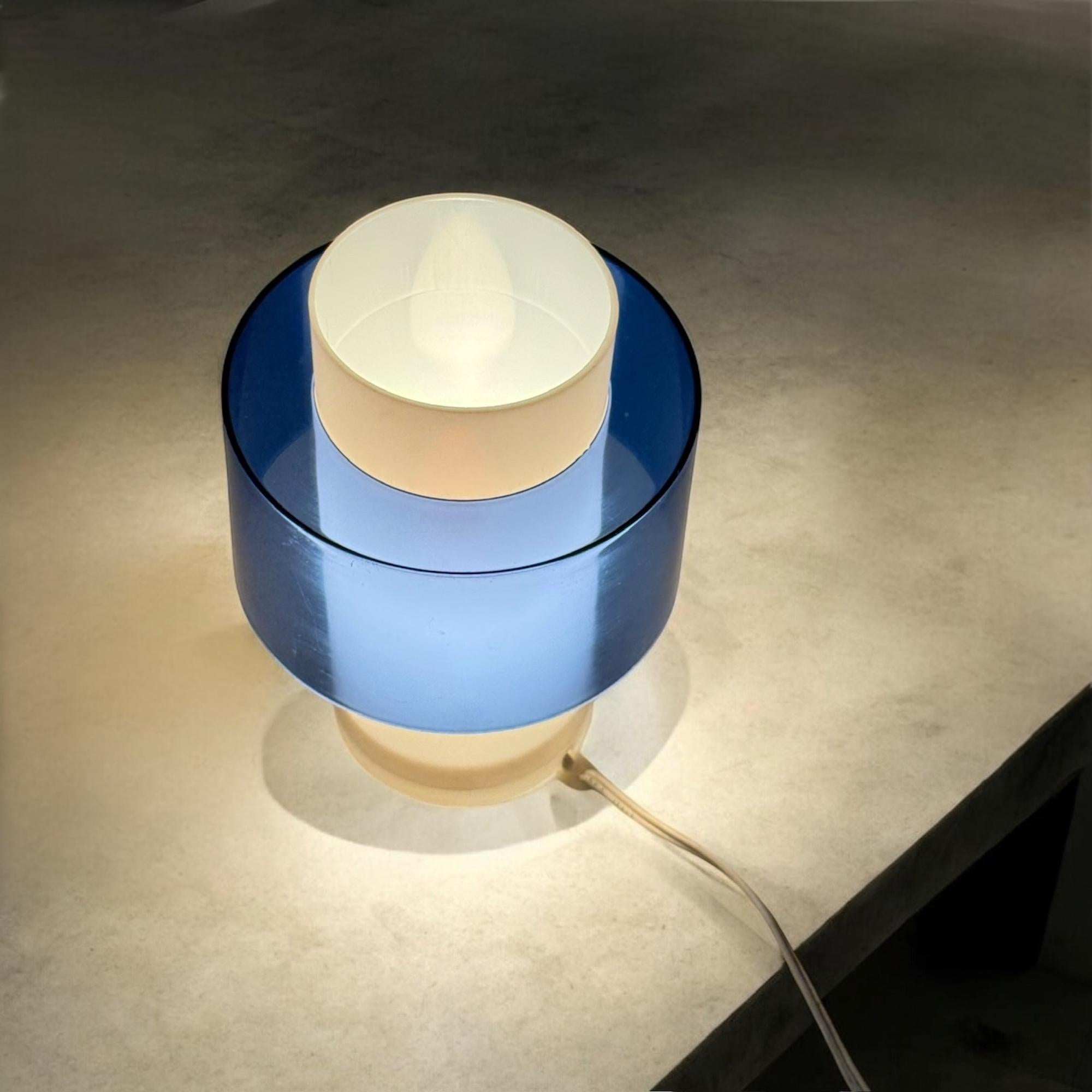 Plastique Lampe de table des années 70 au design scandinave en acrylique blanc et bleu, 1970 en vente