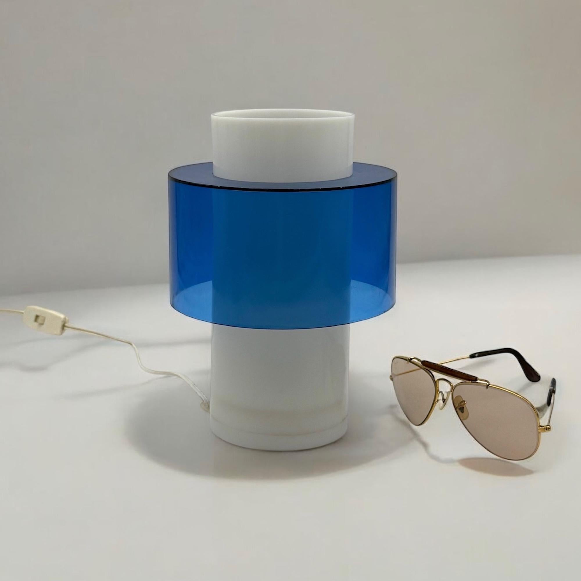 Lampe de table des années 70 au design scandinave en acrylique blanc et bleu, 1970 en vente 1