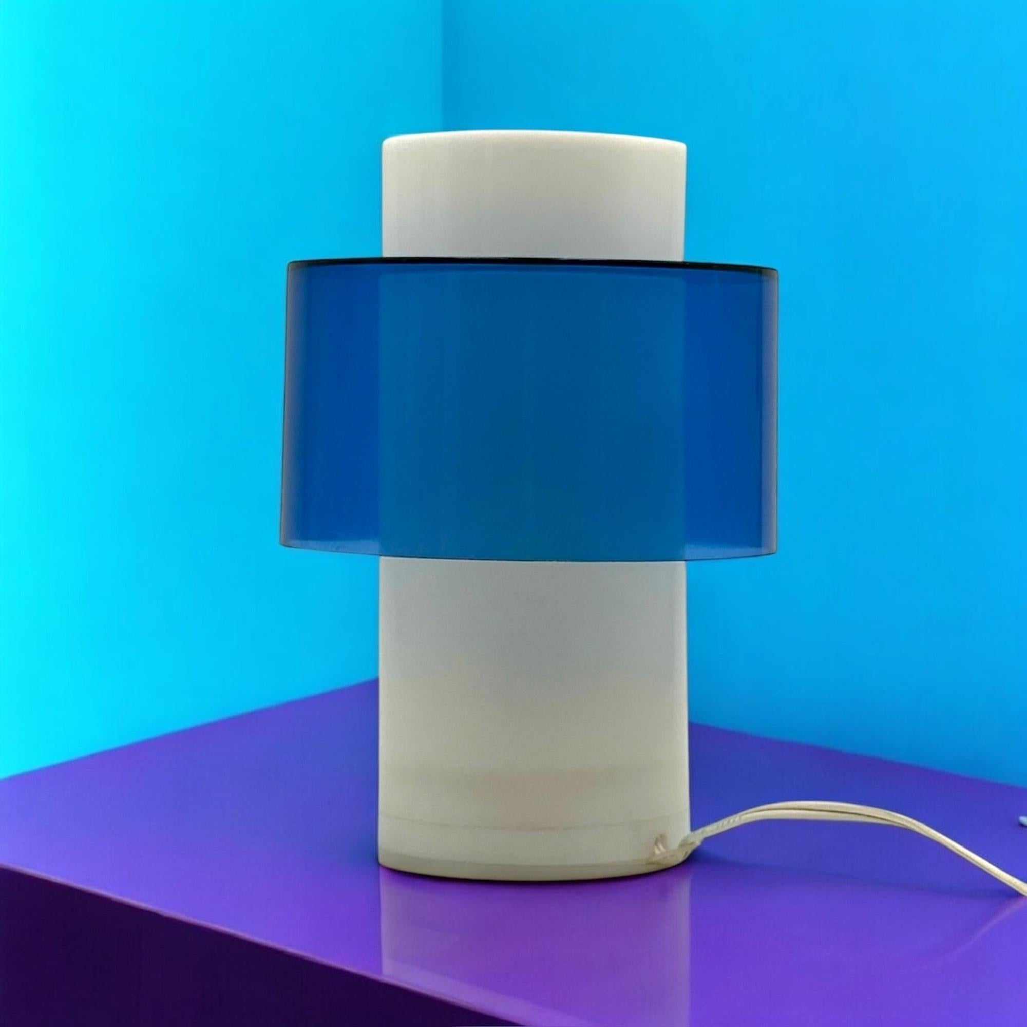 Lampe de table des années 70 au design scandinave en acrylique blanc et bleu, 1970 en vente 2