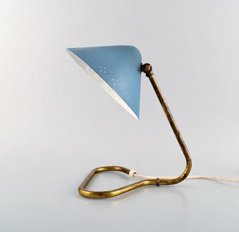 Scandinavian design. Adjustable desk lamp. Foot in patinated brass. Light blue screen, 1950s.
Measures: 26 x 24 cm.
In very good condition.