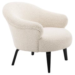 Poltrona dal design scandinavo e in stile MCM con piedini neri e tessuto bouclé beige