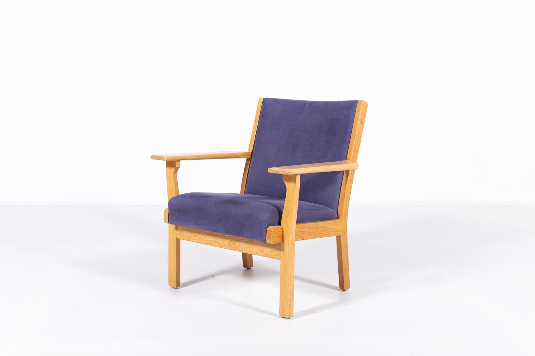 Vintage chair designed by Hans. J. Wegner for Getama. The seat and backrest is upholstered in blue alcantara with a frame in solid lacquered/varnished oak.

Condition
Good, usage marks

Dimensions
width: 75 cm
height: 84 cm
depth: 68 cm
seat height: