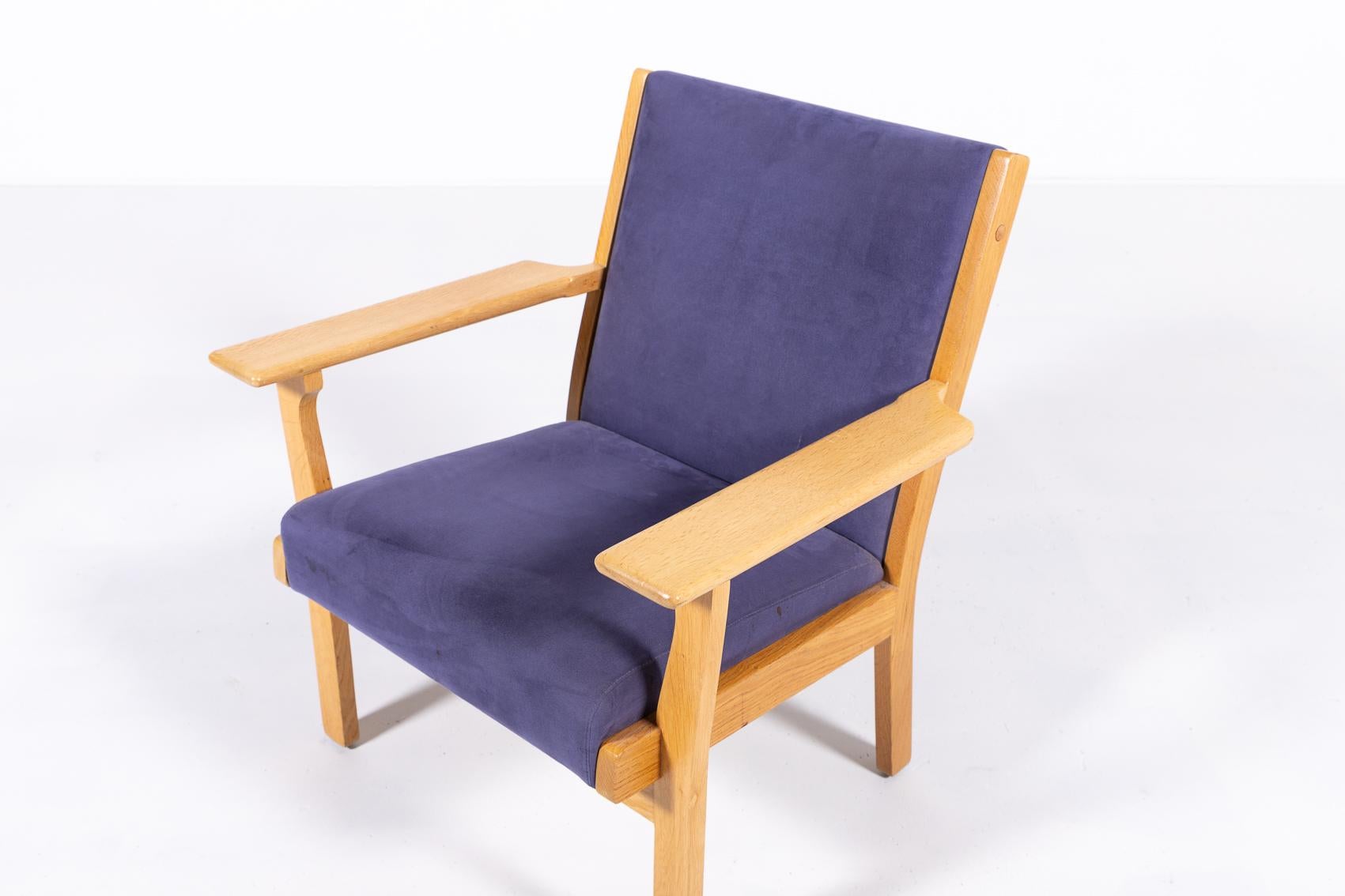 Scandinavian design armchair by Hans Wegner for Getama, 1980’s Denmark In Good Condition For Sale In TOLLEBEEK, NL