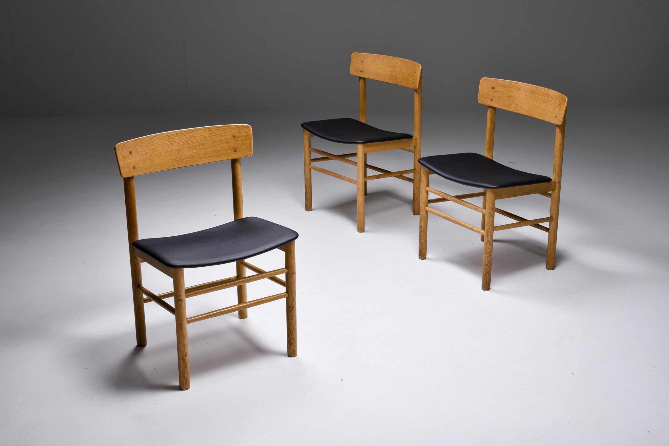 Skandinavische Moderne, Børge Mogensen, Fredericia Stølefabrik, Dänemark, 1956.

Moderne dänische Esszimmerstühle aus seifenbehandeltem Eichenholz mit Sitzflächen aus Leder. Der Stuhl Modell 3236 wurde 1956 von Børge Mogensen für die Fredericia