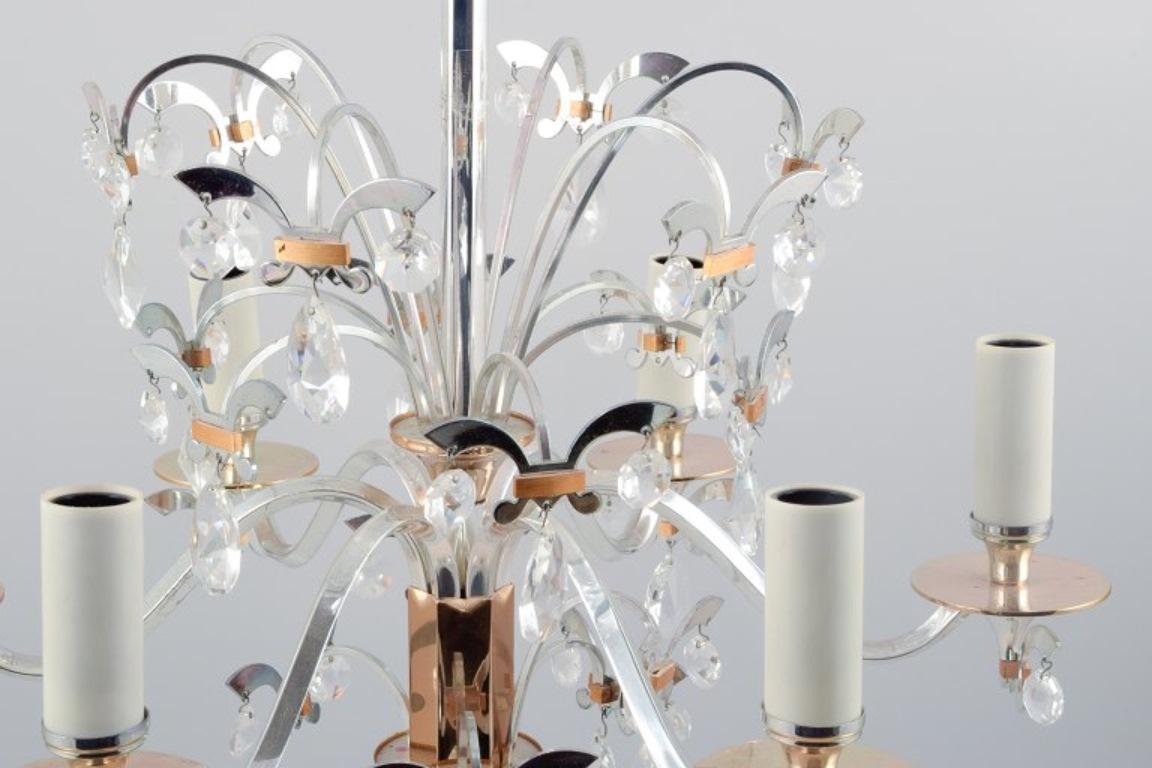 Fine XX secolo Lampadario in metallo con cristalli dal design scandinavo. Circa 1980. in vendita