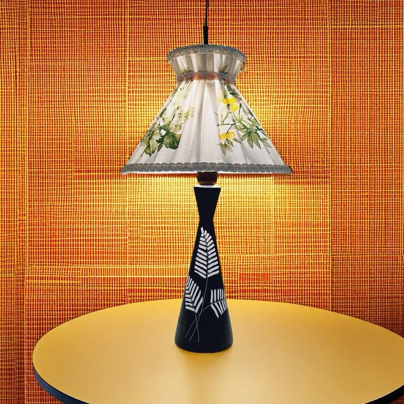 **Lámpara de sobremesa de cerámica escandinava de mediados de siglo - años 60** vintage  

Adopta la elegancia atemporal del diseño escandinavo con esta exquisita lámpara de sobremesa moderna de mediados de siglo, fabricada con maestría en la década