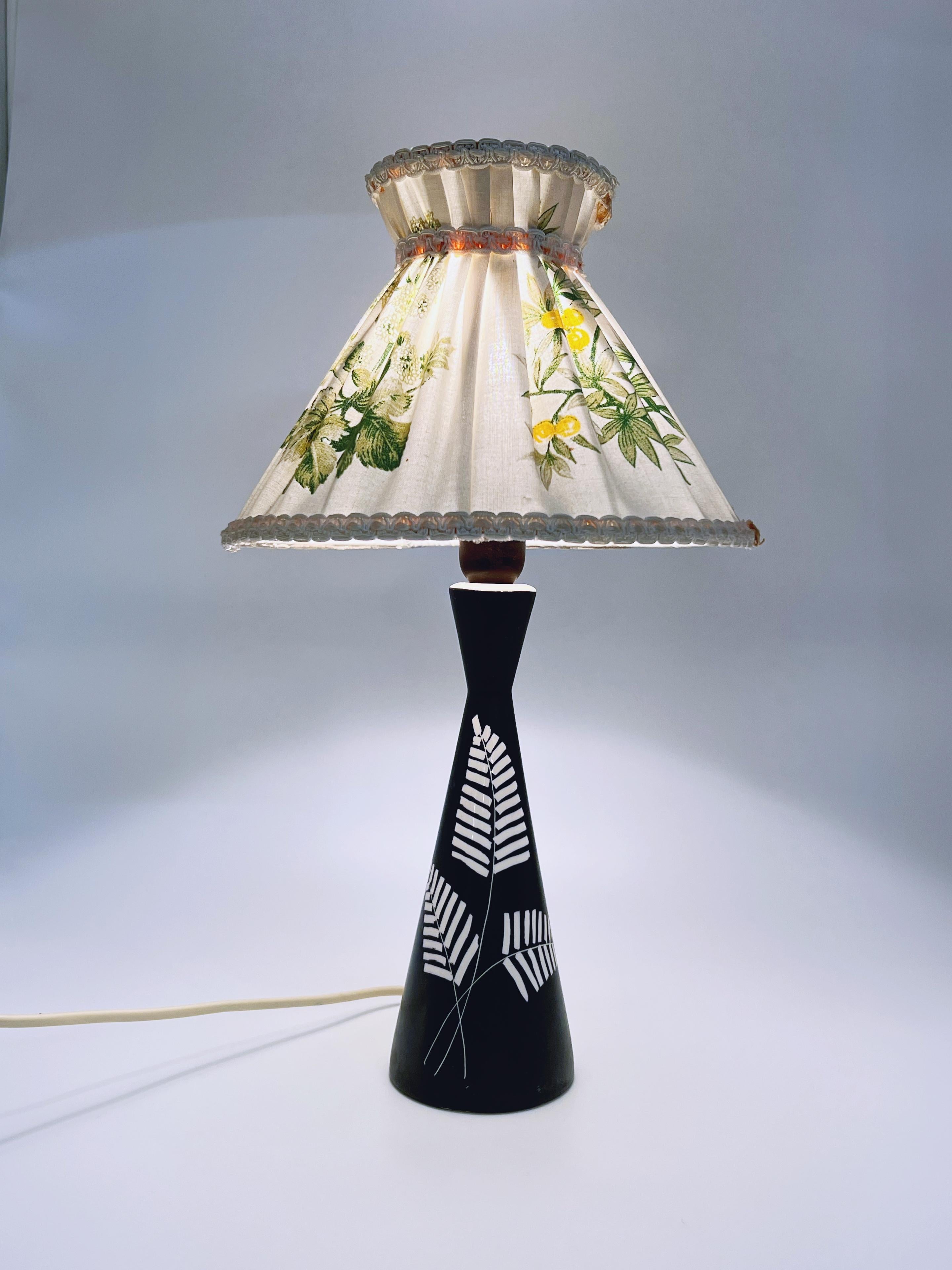 Diseño escandinavo, lámpara de sobremesa de cerámica moderna de mediados de siglo, c.1960 Latón en venta