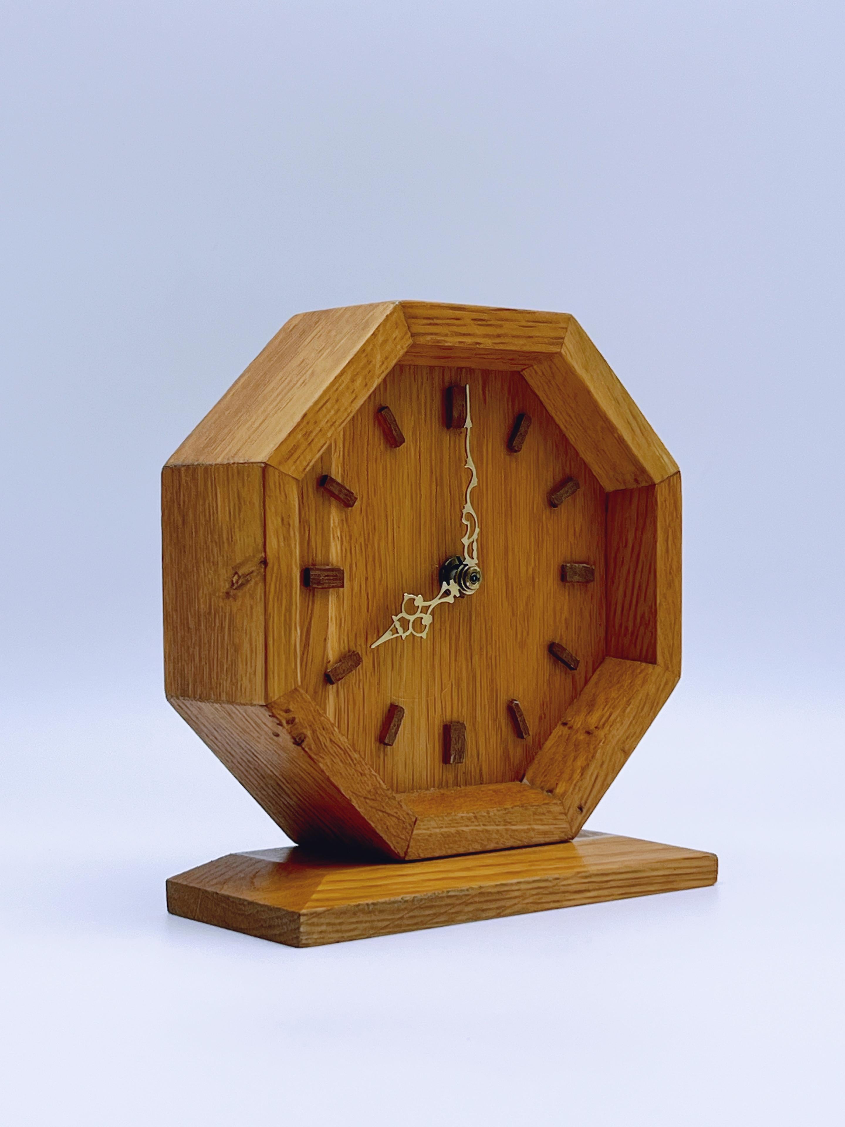 Skandinavische achteckige Tischuhr von Arne Bjerke (Mitte des Jahrhunderts)
CIRCA 1970er-1980er Jahre

Diese elegante Tischuhr, die vom norwegischen Designer Arne Bjerke entworfen und handgefertigt wurde, zeichnet sich durch ihre markante achteckige