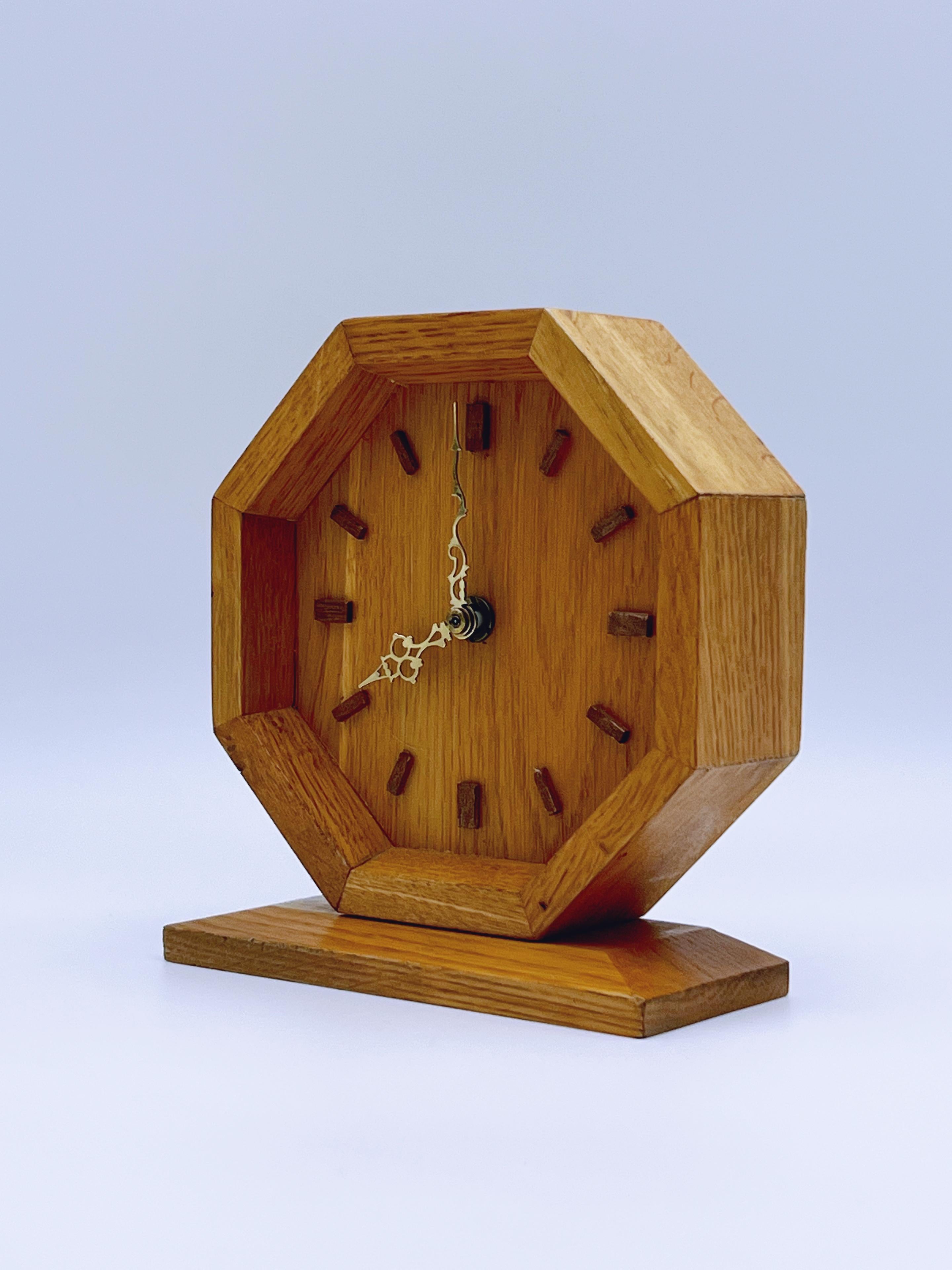 Achteckige Uhr im skandinavischen Design von Arne Bjerke (Skandinavische Moderne) im Angebot