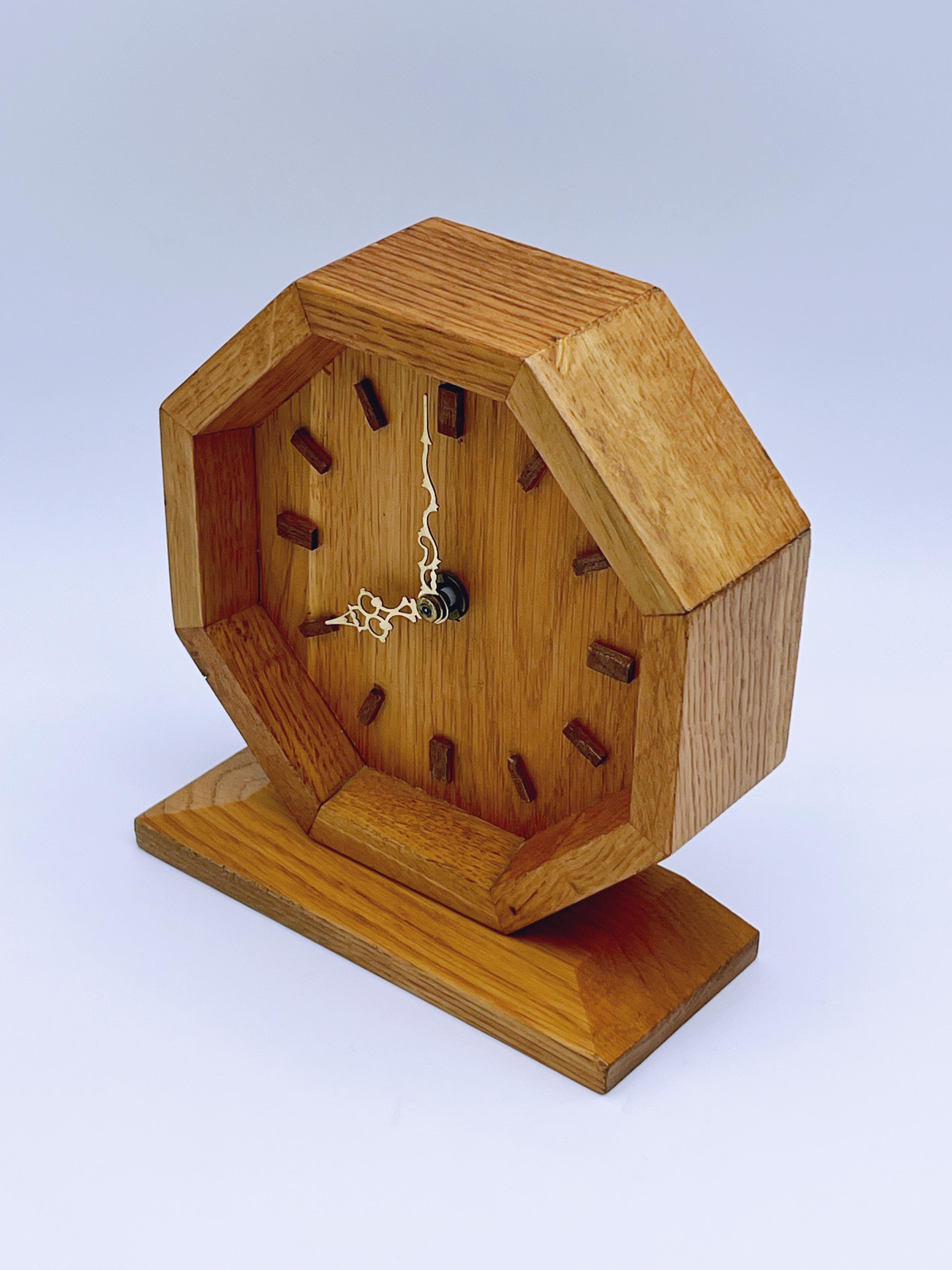 Achteckige Uhr im skandinavischen Design von Arne Bjerke (Norwegisch) im Angebot