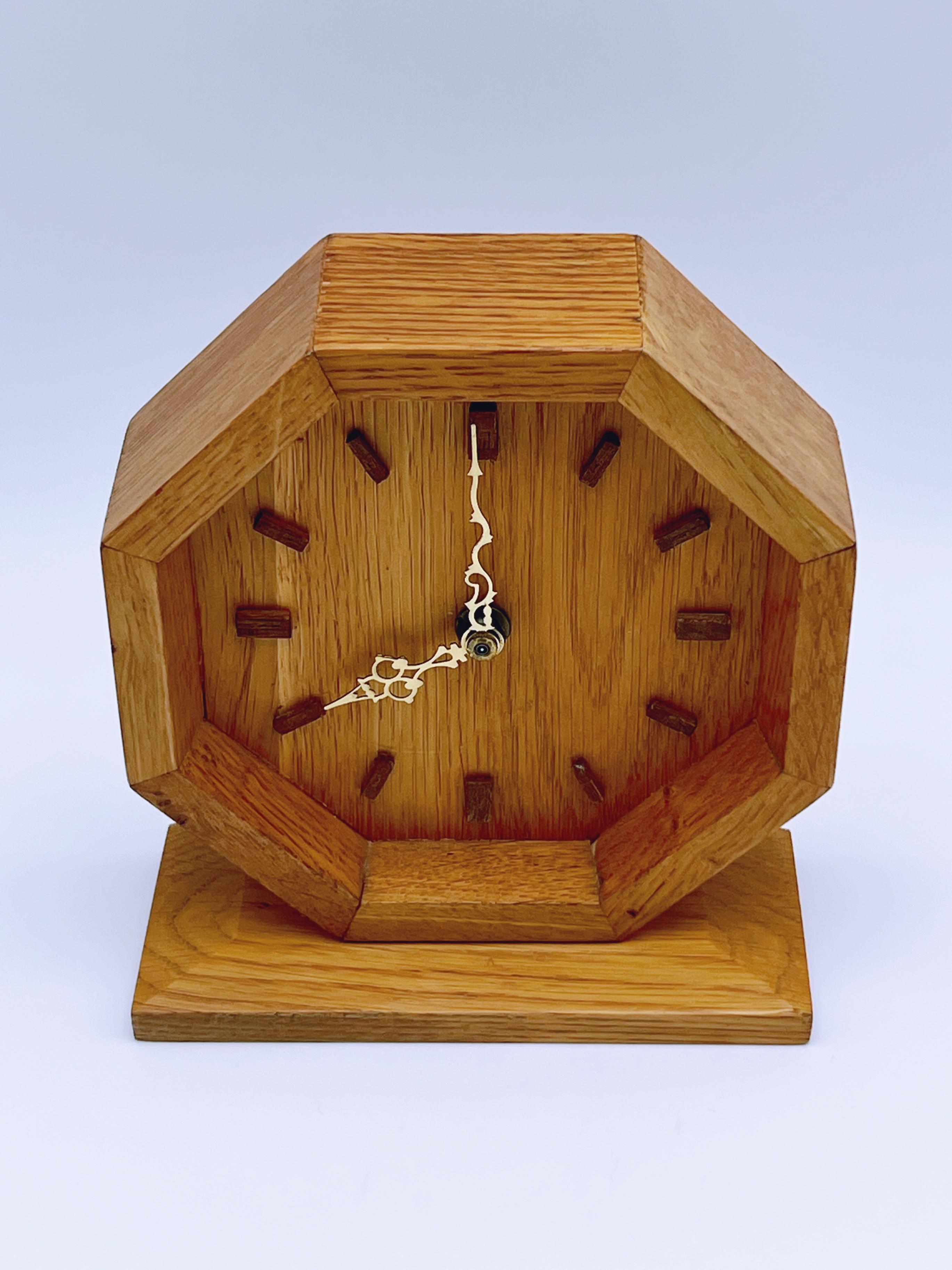 Achteckige Uhr im skandinavischen Design von Arne Bjerke (Handgefertigt) im Angebot