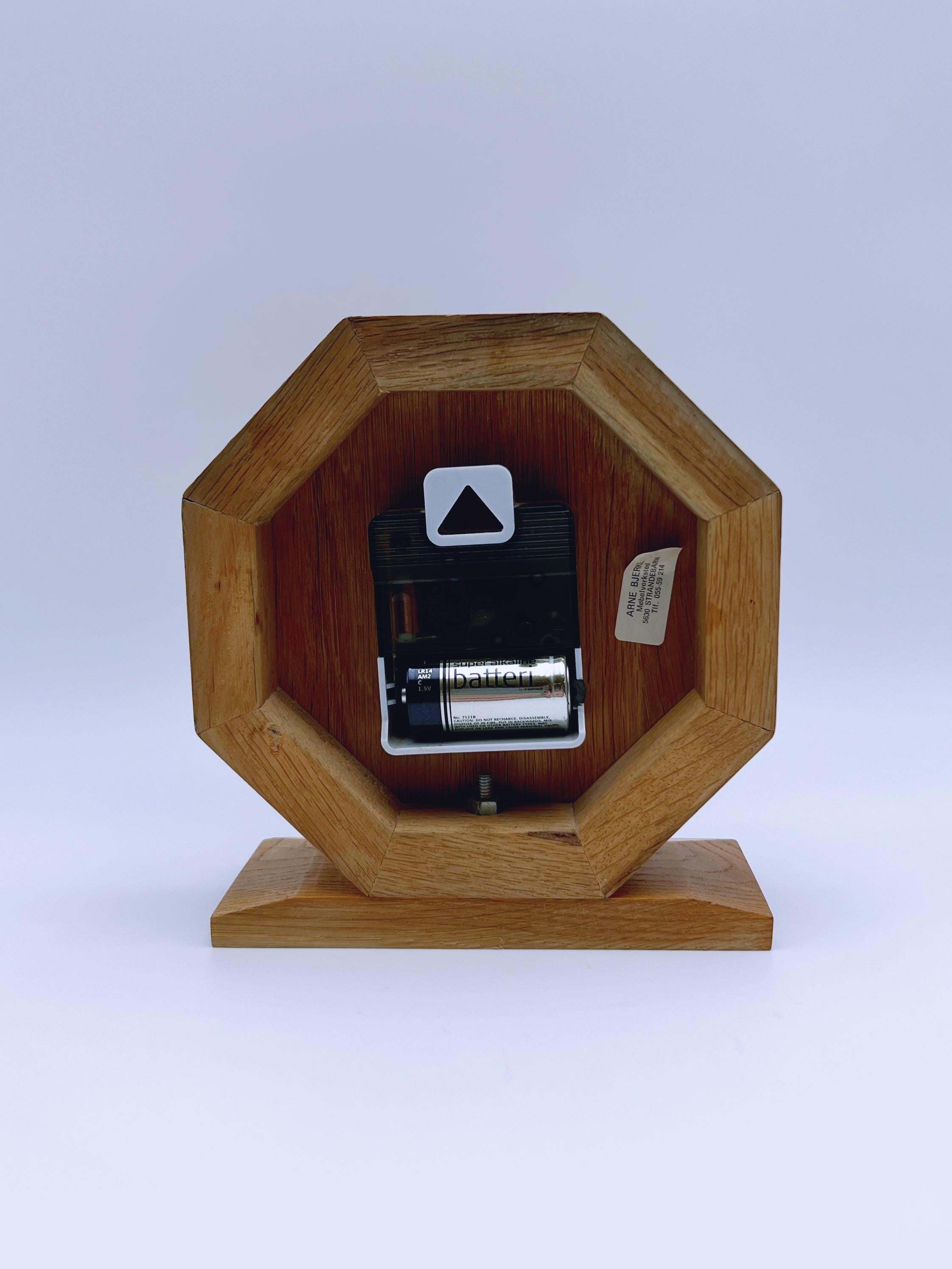 Achteckige Uhr im skandinavischen Design von Arne Bjerke (Ende des 20. Jahrhunderts) im Angebot