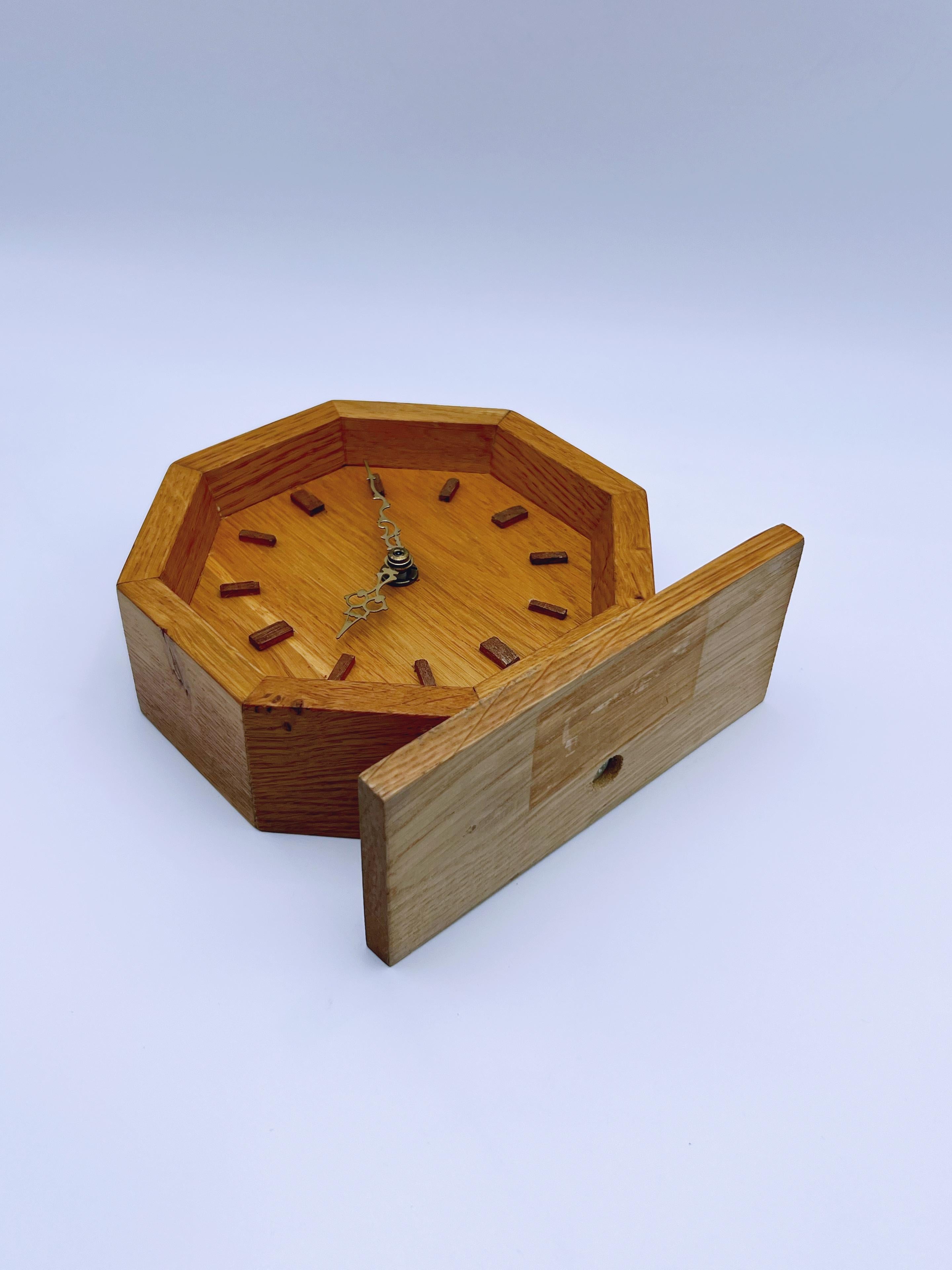 Achteckige Uhr im skandinavischen Design von Arne Bjerke (Eichenholz) im Angebot