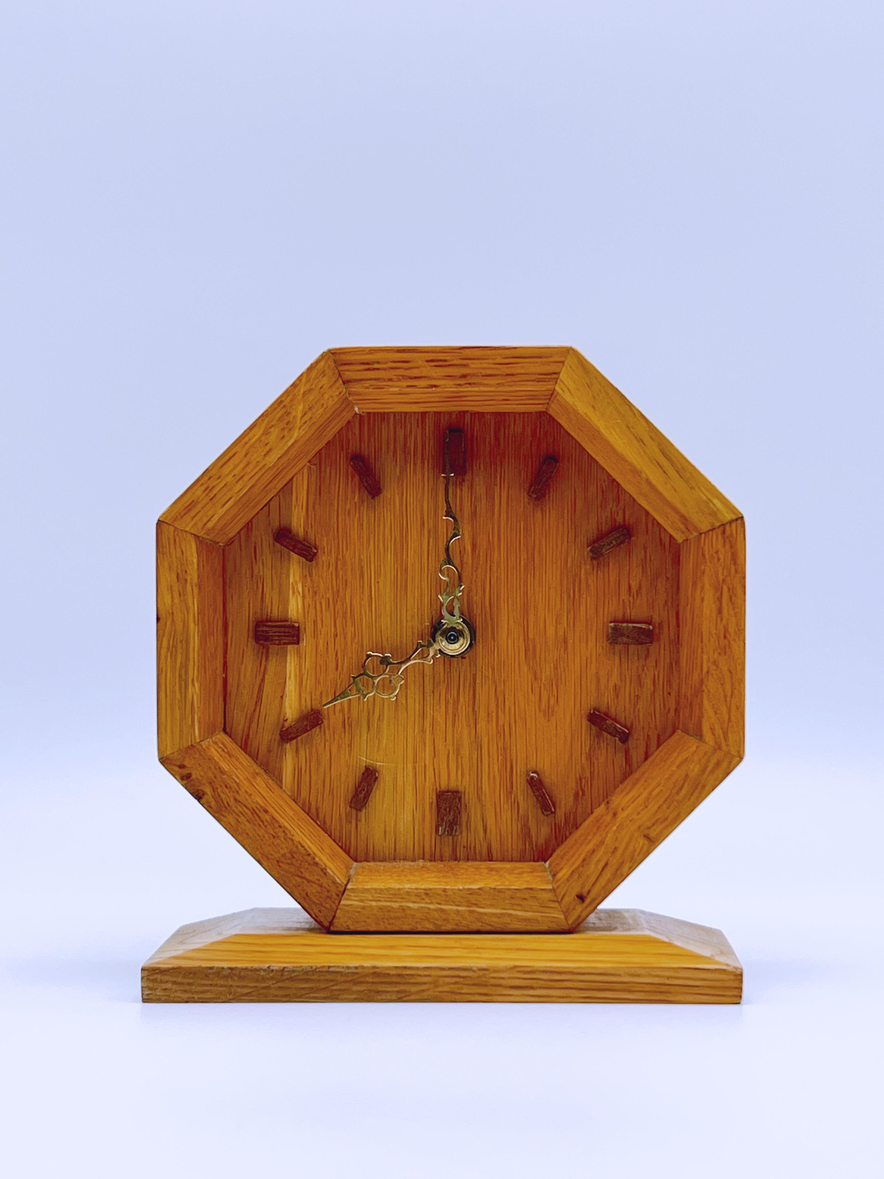 Achteckige Uhr im skandinavischen Design von Arne Bjerke im Angebot 1