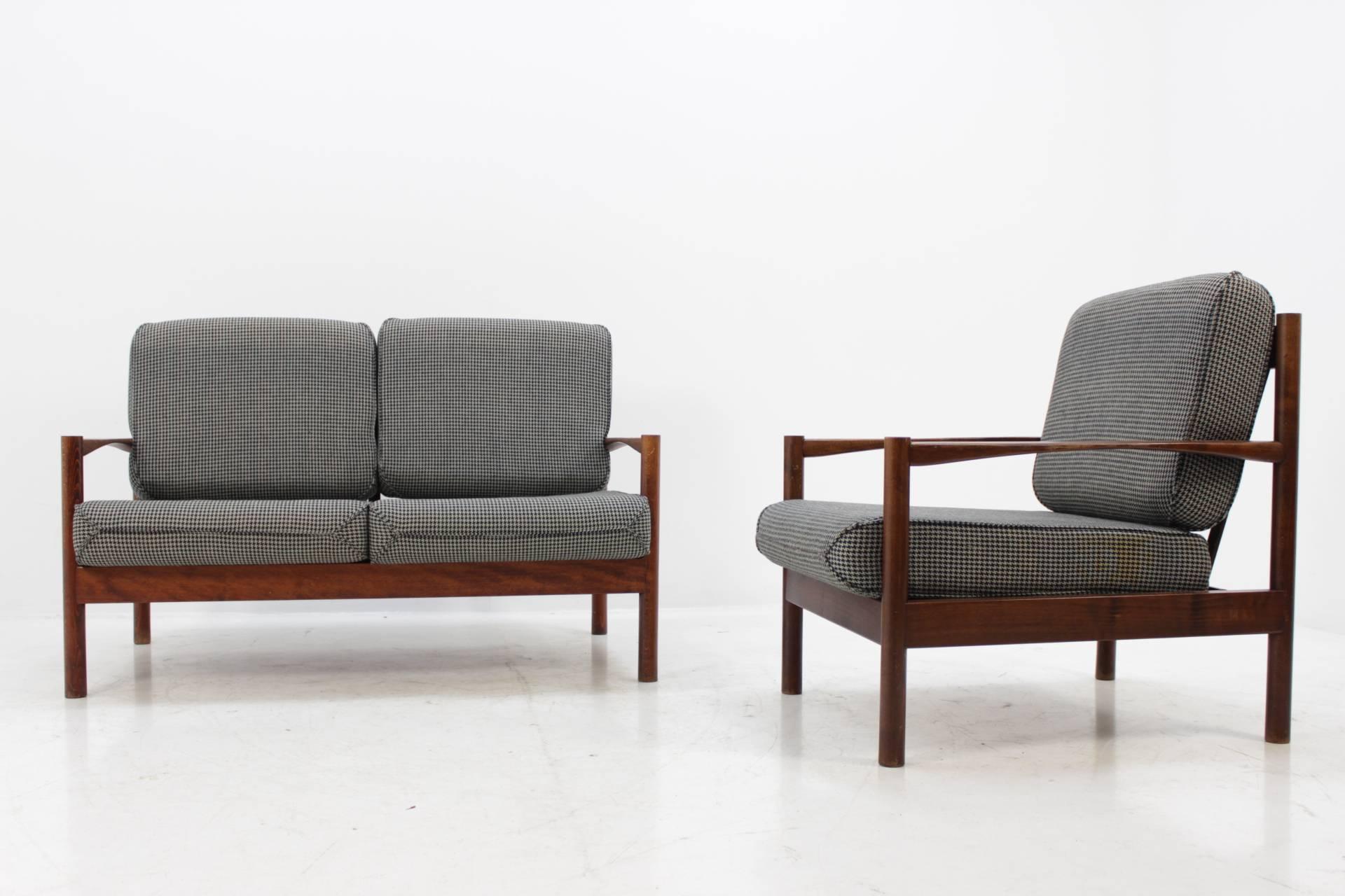 - Fauteuil et canapé
- Bien conservé
- Rembourrage d'origine
- Table non incluse
- 1970s
- Dimensions du fauteuil : L 65, H 78, P 80, SH 39 cm.