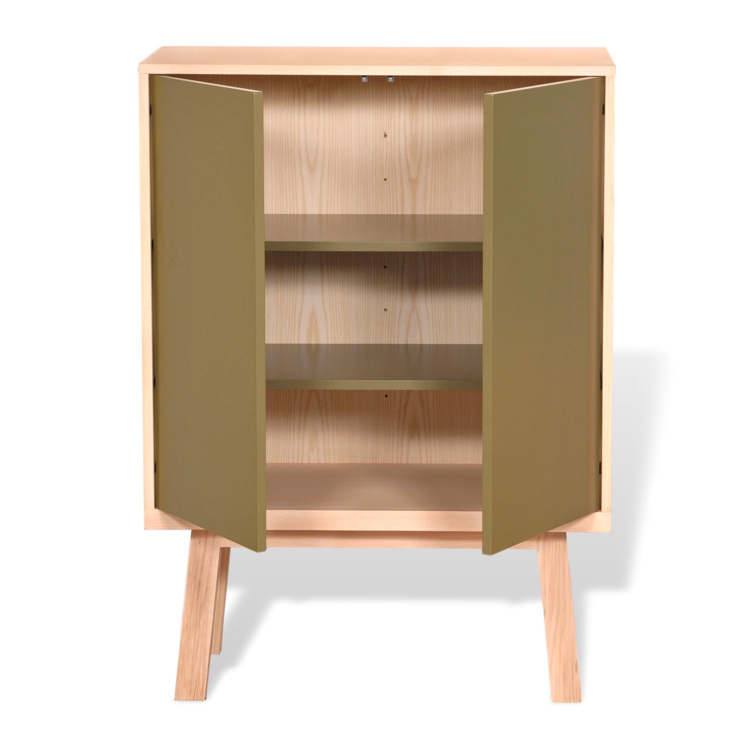 Français Armoire à étagères de design scandinave en frêne massif, 2 portes 2 étagères en vente