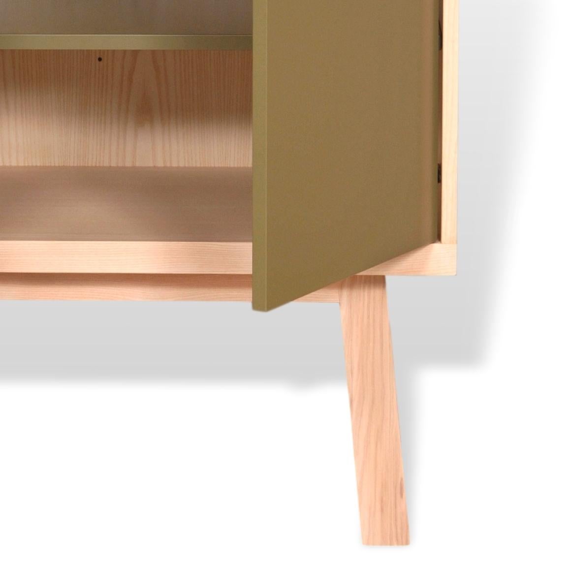 Fait main Armoire à étagères de design scandinave en frêne massif, 2 portes 2 étagères en vente